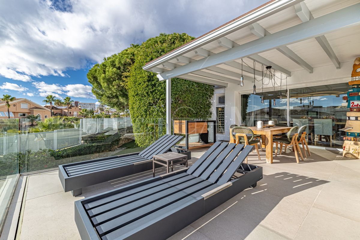 Villa for sale in Las Chapas