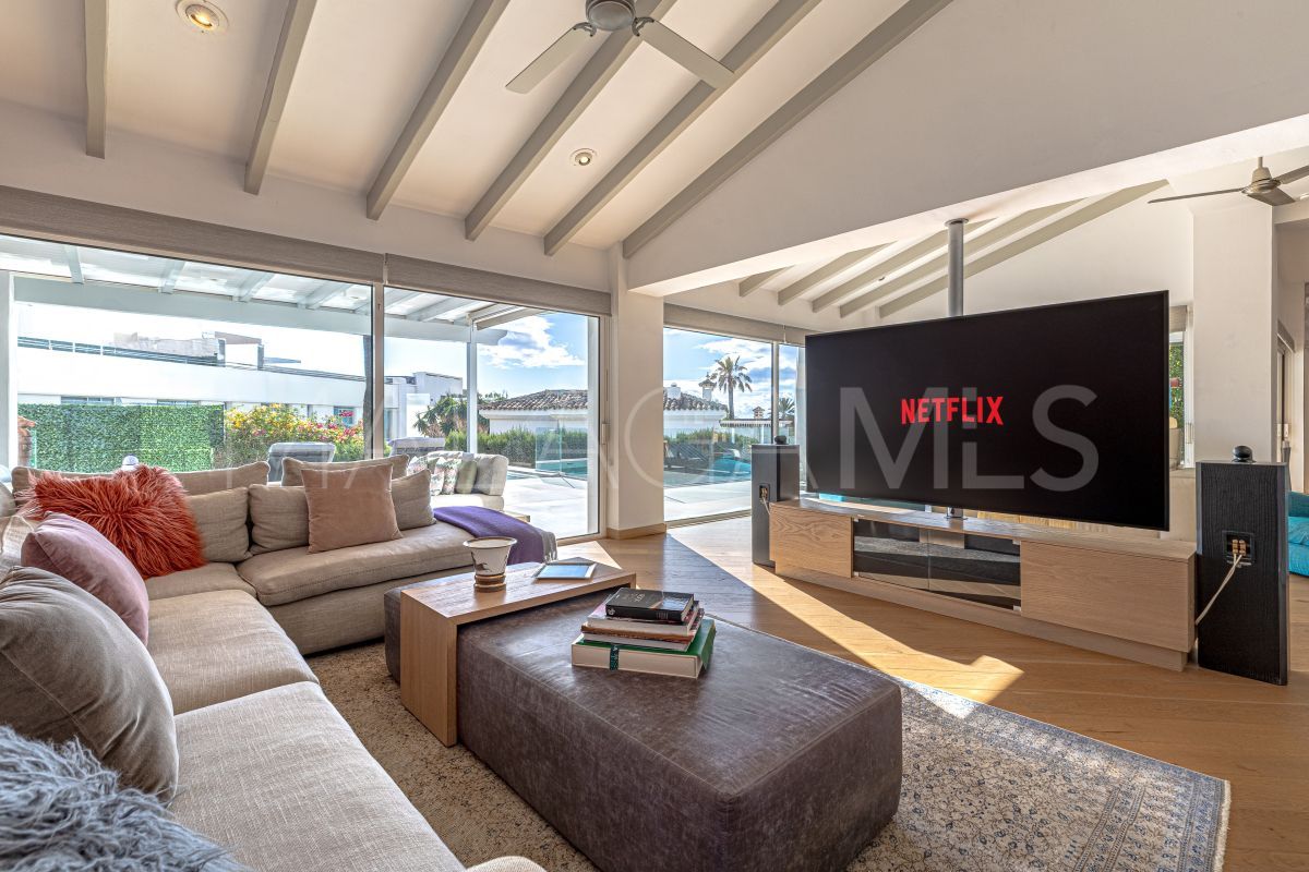 Villa for sale in Las Chapas