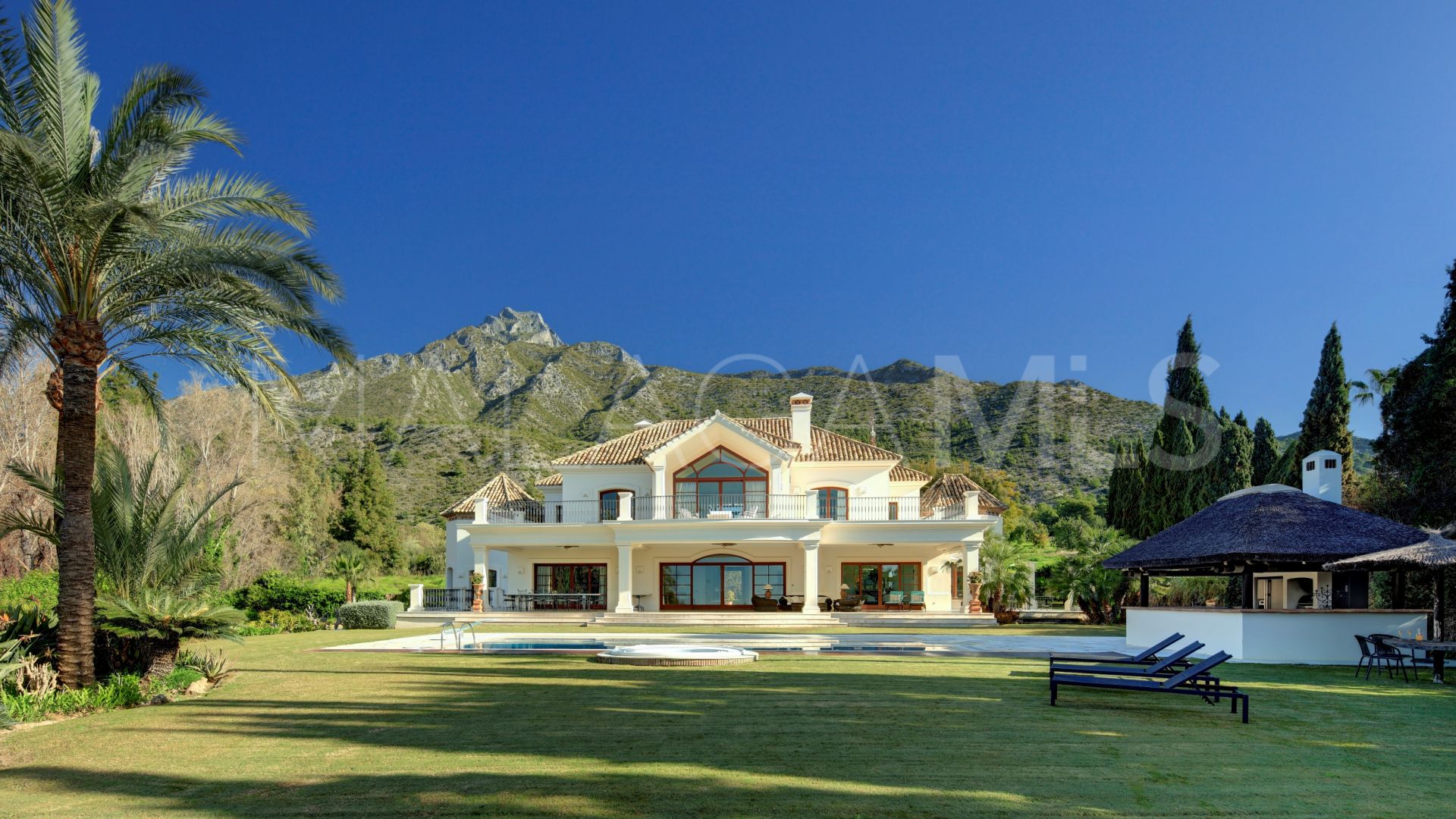 Villa for sale in Los Picos de Nagüeles