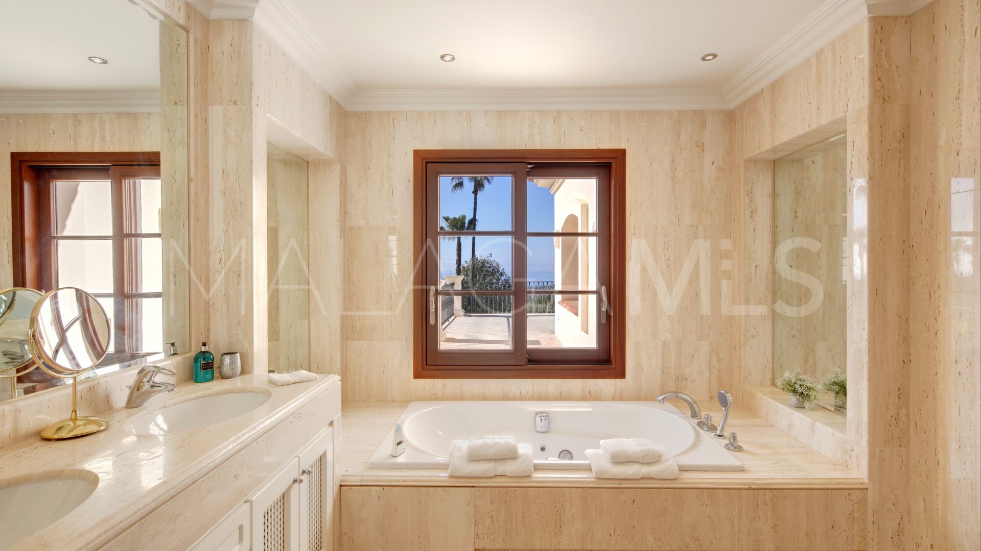 Villa for sale in Los Picos de Nagüeles
