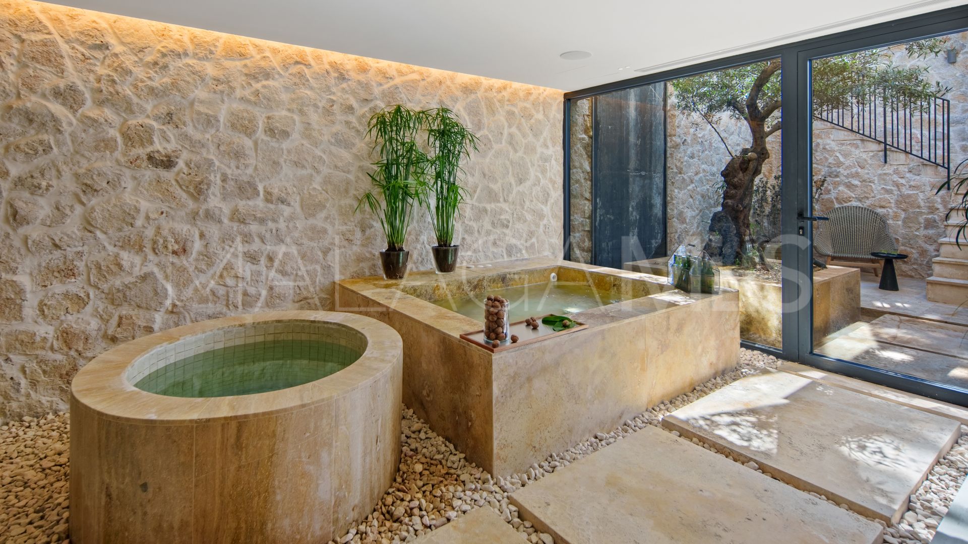 Villa for sale in Nueva Andalucia
