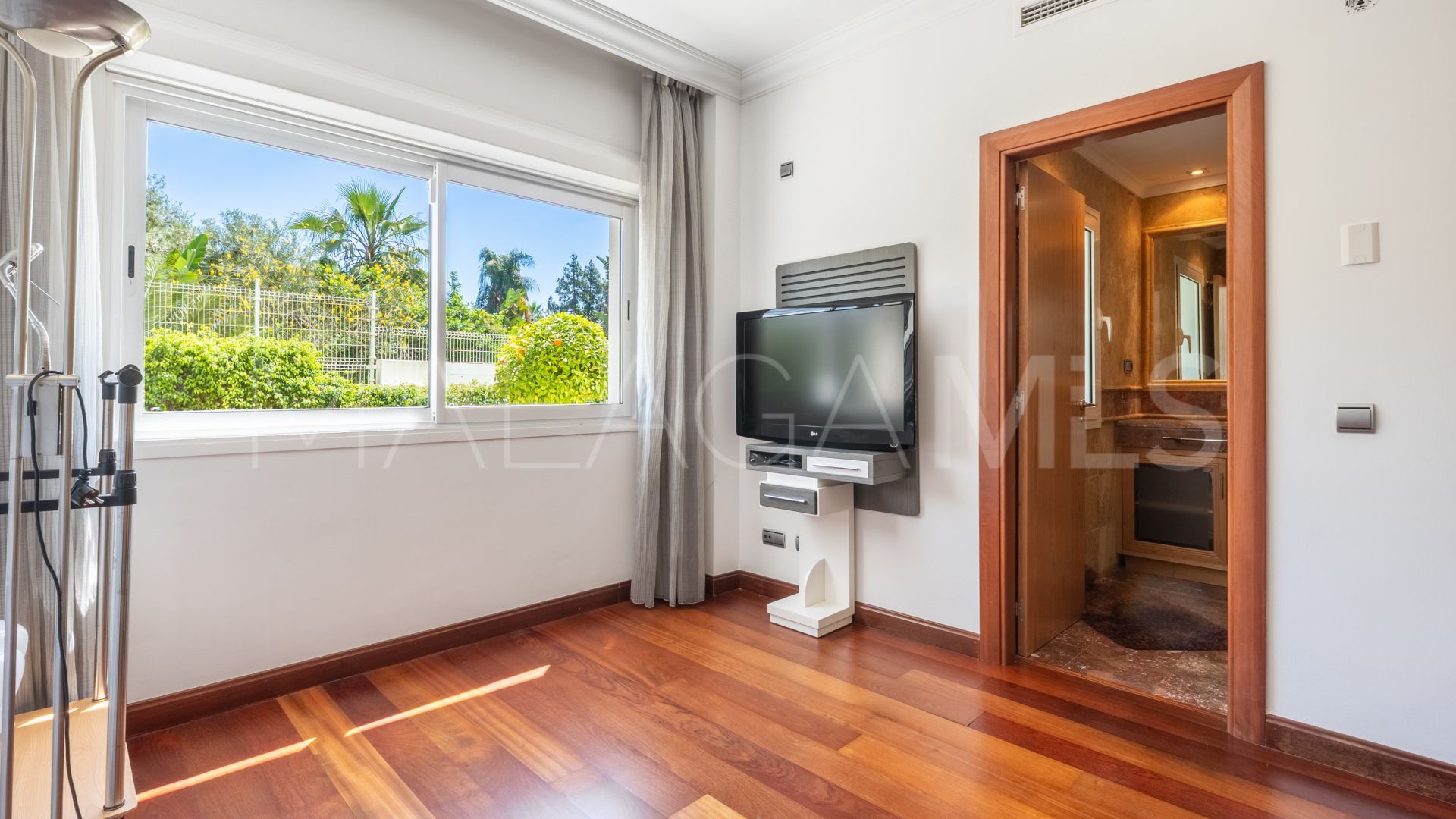 For sale ground floor apartment in El Embrujo Banús with 3 bedrooms