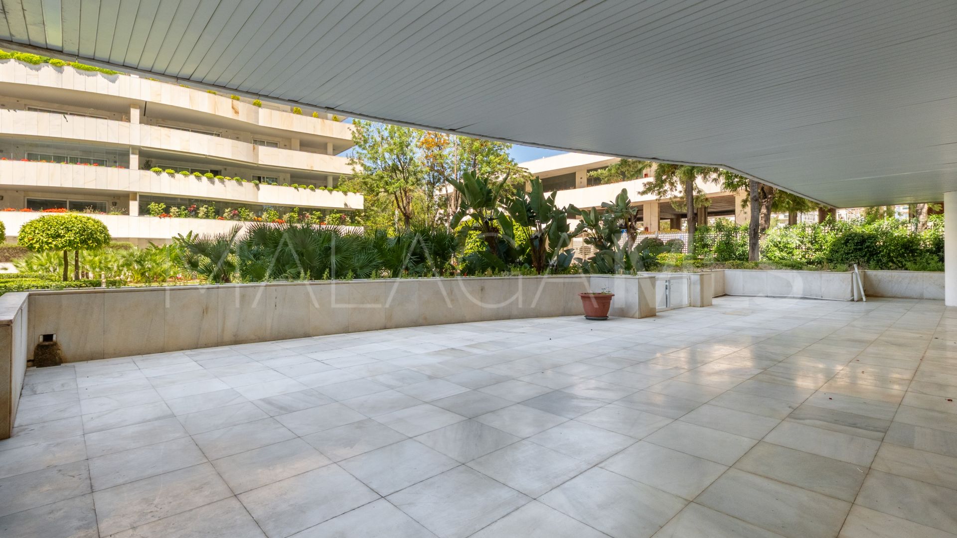 For sale ground floor apartment in El Embrujo Banús with 3 bedrooms