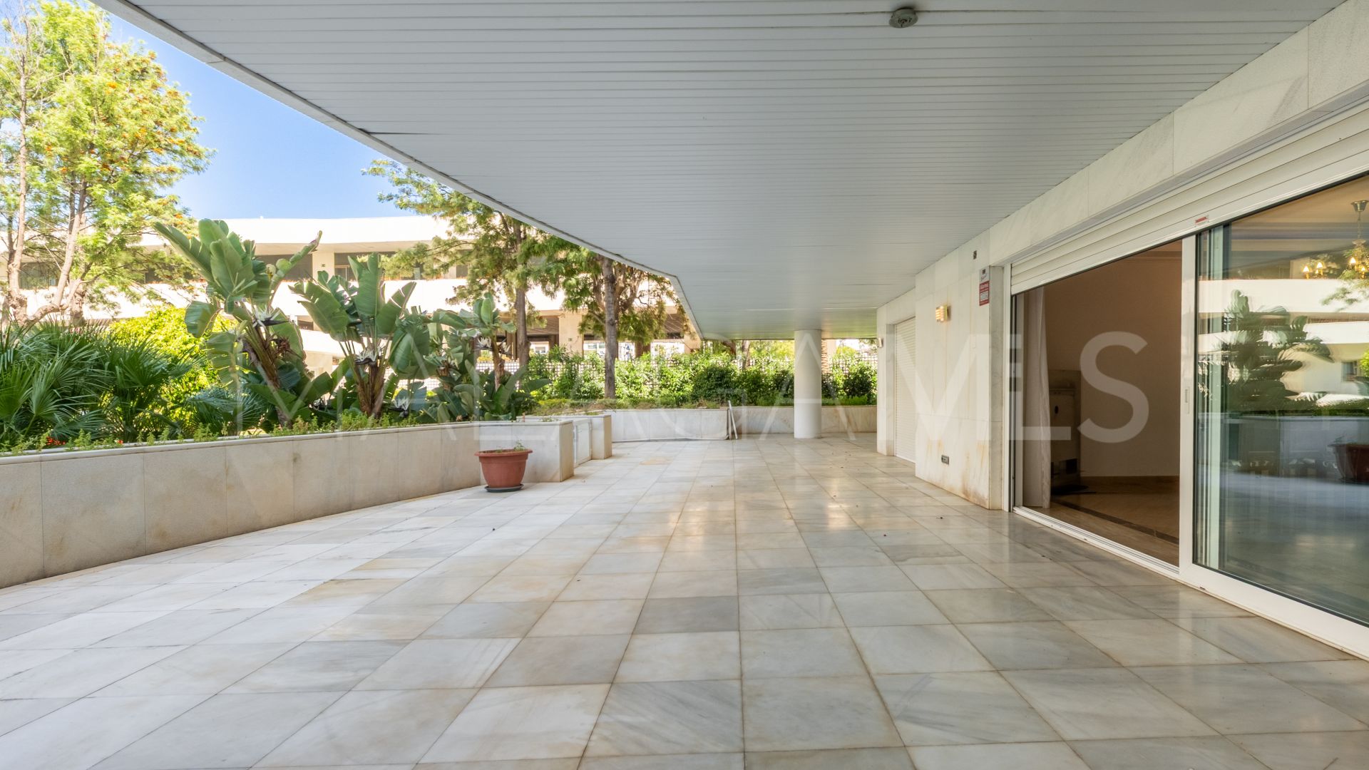 For sale ground floor apartment in El Embrujo Banús with 3 bedrooms