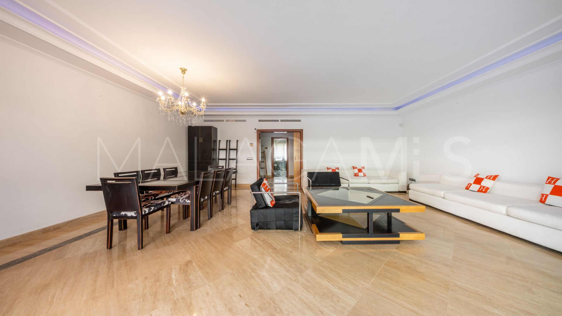 For sale ground floor apartment in El Embrujo Banús with 3 bedrooms
