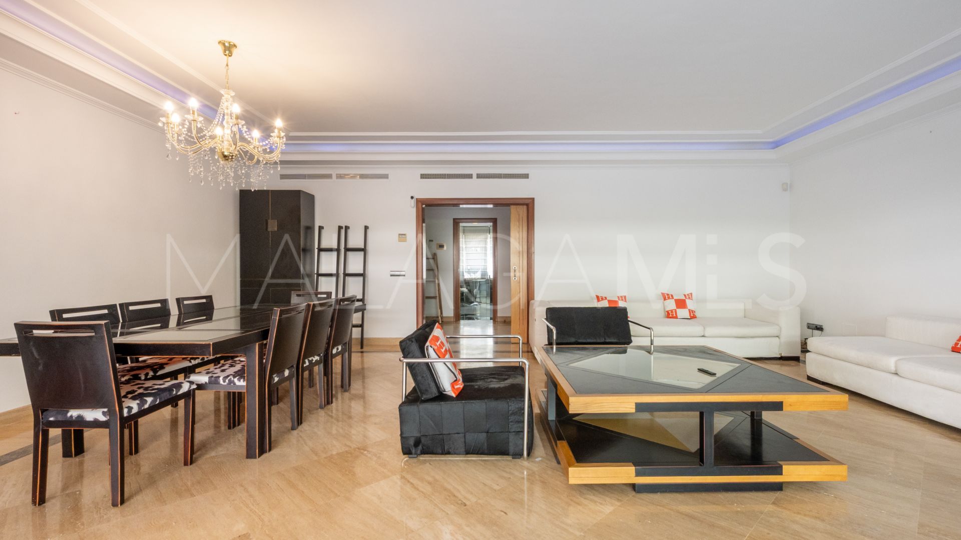 For sale ground floor apartment in El Embrujo Banús with 3 bedrooms
