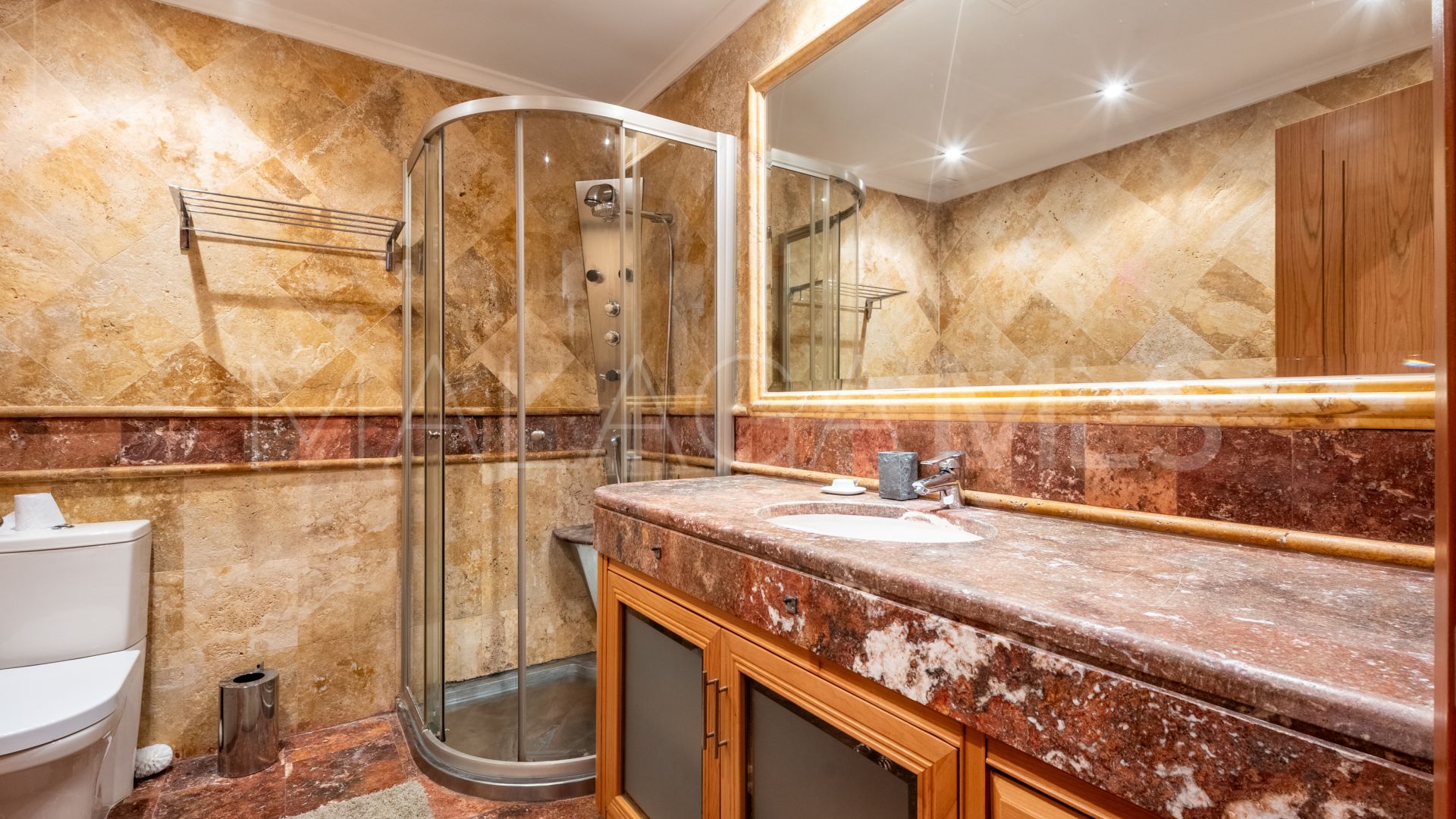 For sale ground floor apartment in El Embrujo Banús with 3 bedrooms