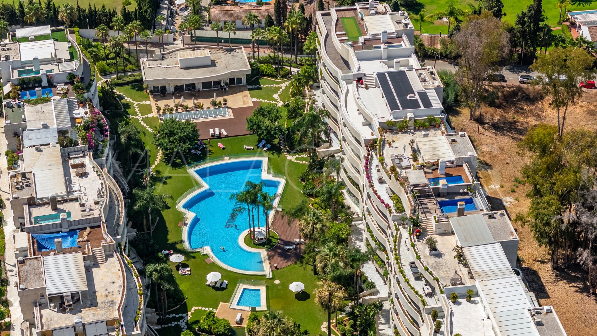 For sale ground floor apartment in El Embrujo Banús with 3 bedrooms