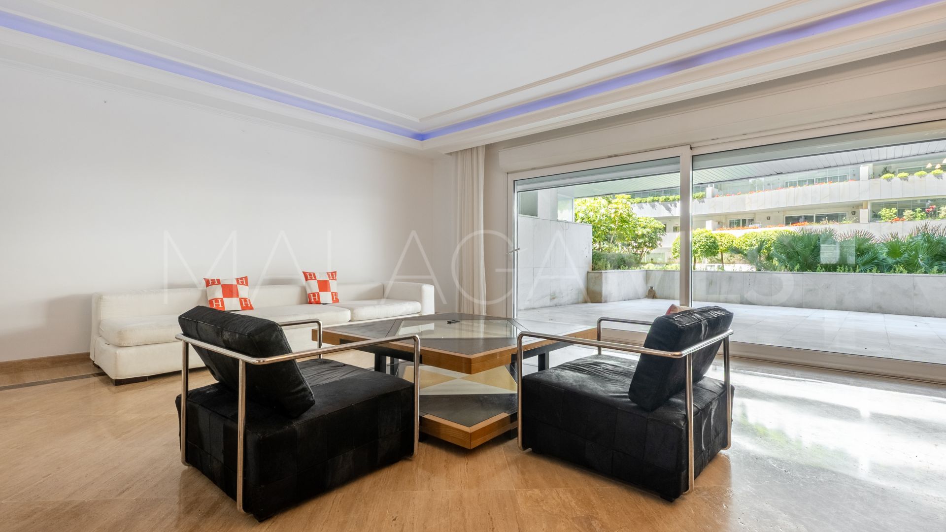 For sale ground floor apartment in El Embrujo Banús with 3 bedrooms