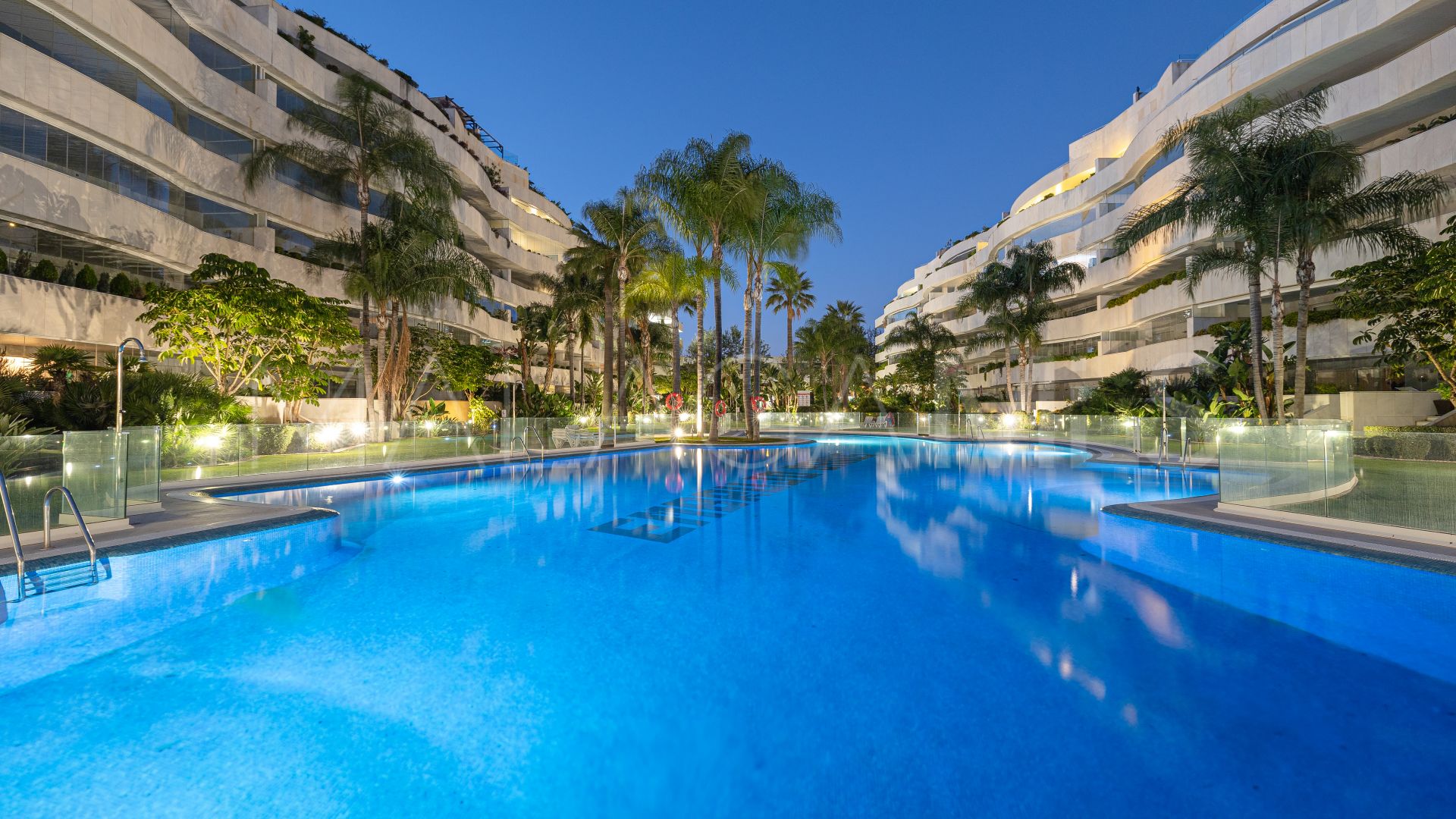 For sale ground floor apartment in El Embrujo Banús with 3 bedrooms