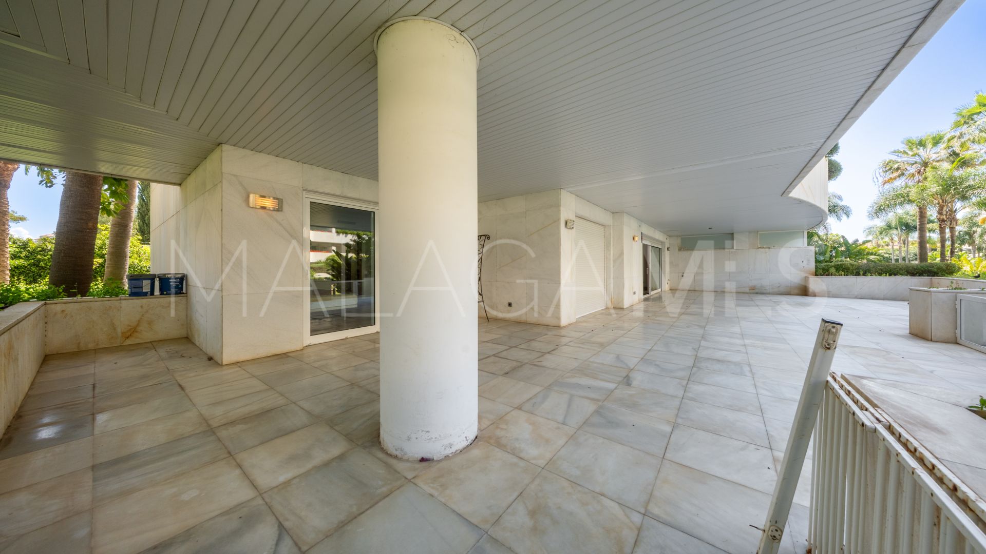 For sale ground floor apartment in El Embrujo Banús with 3 bedrooms