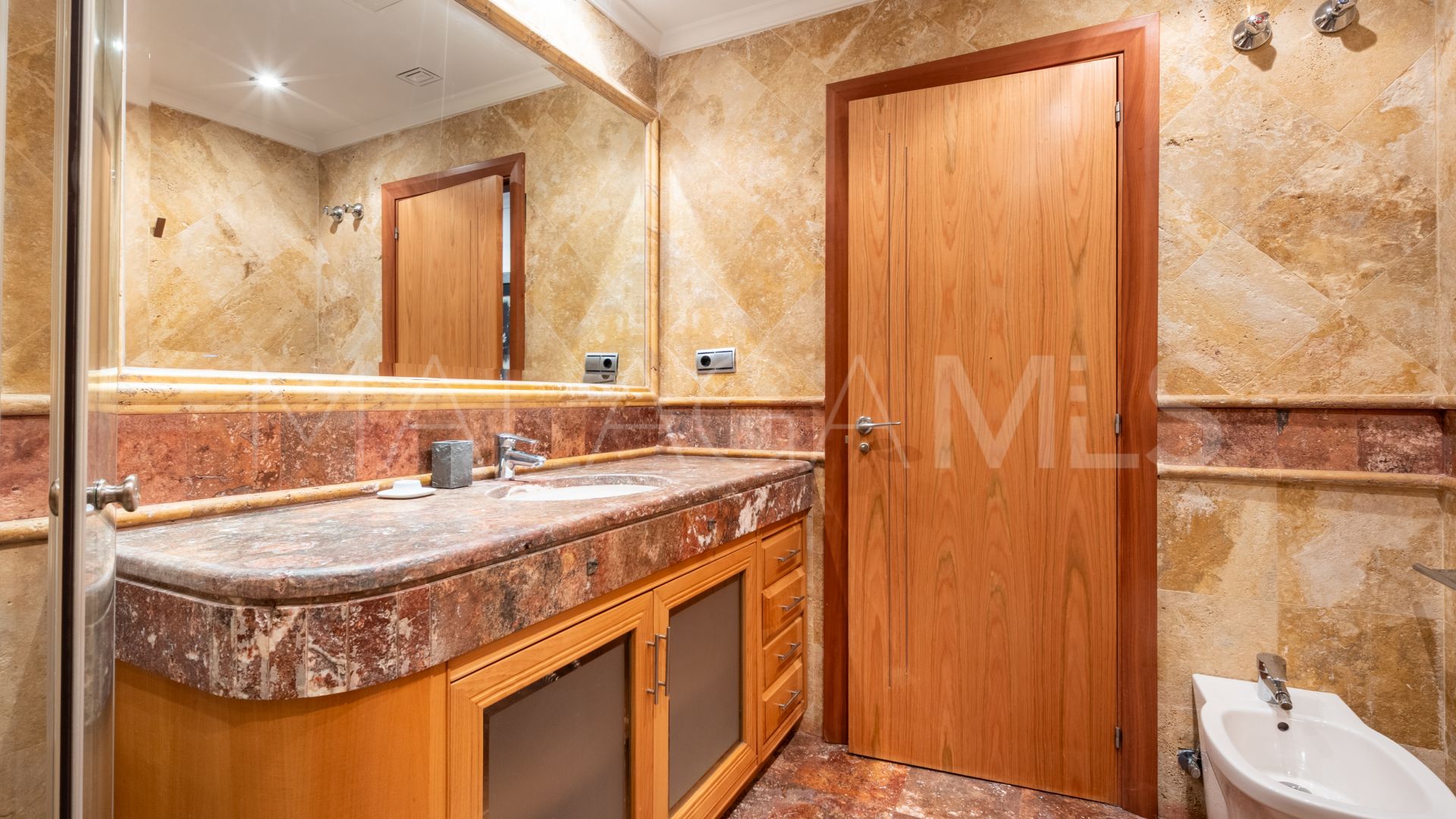 For sale ground floor apartment in El Embrujo Banús with 3 bedrooms