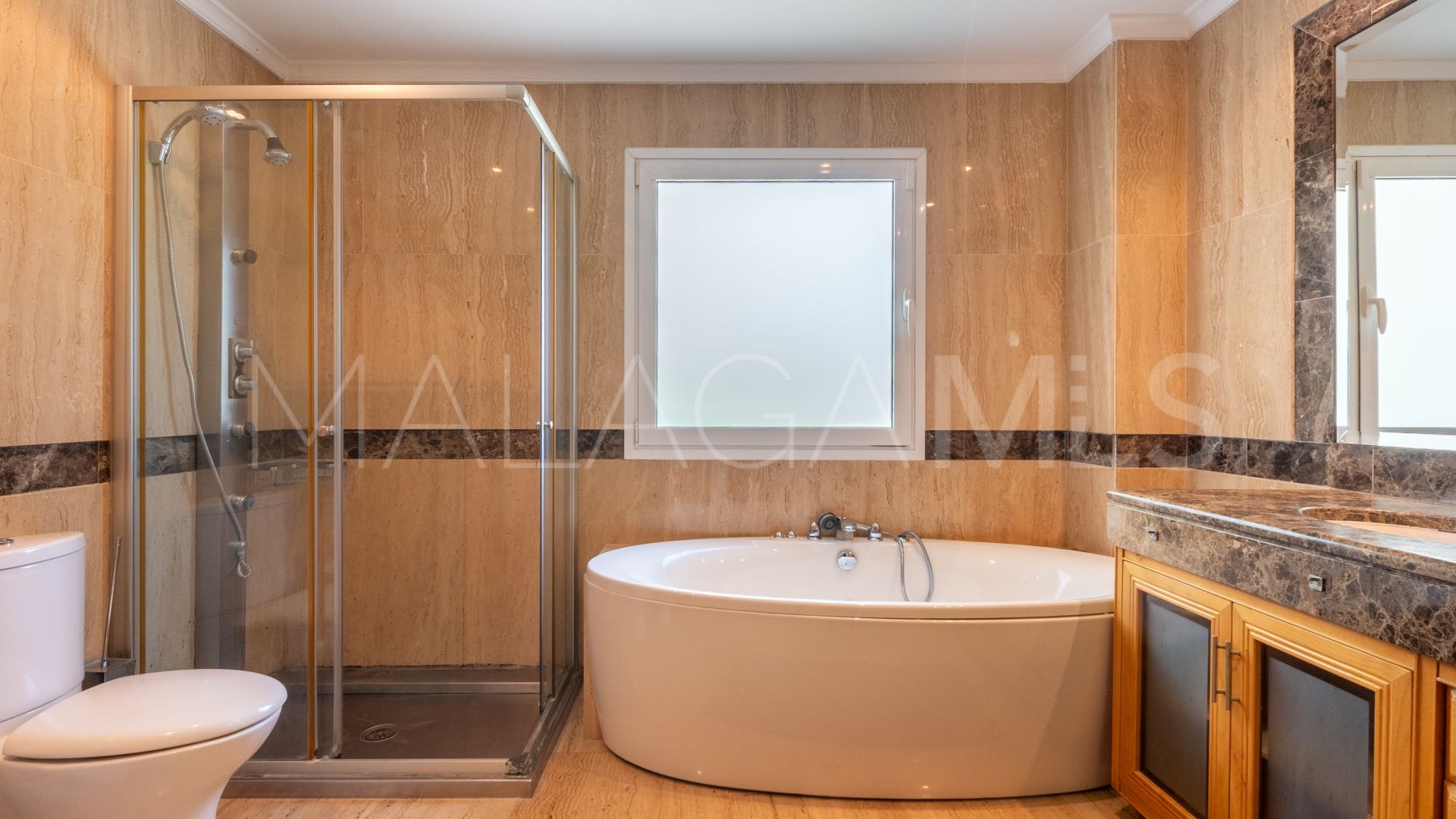 For sale ground floor apartment in El Embrujo Banús with 3 bedrooms