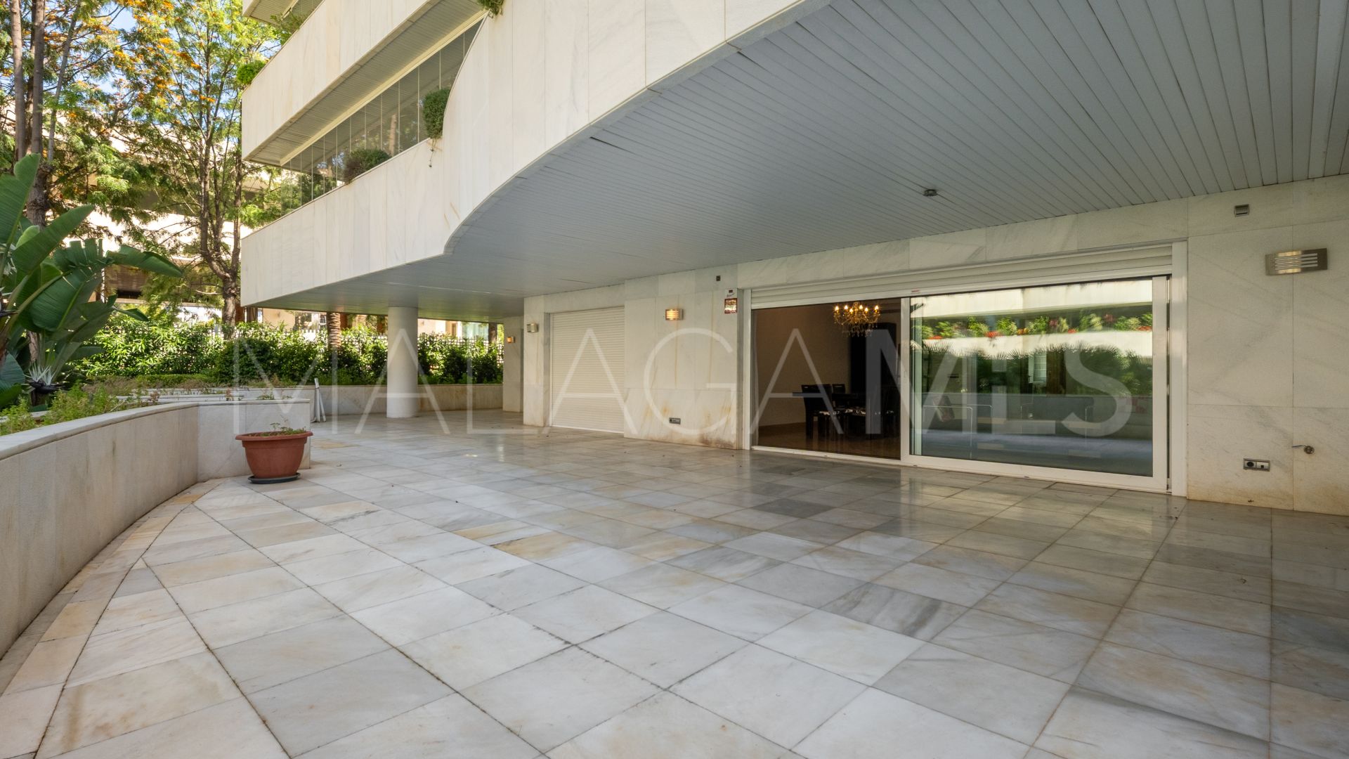 For sale ground floor apartment in El Embrujo Banús with 3 bedrooms