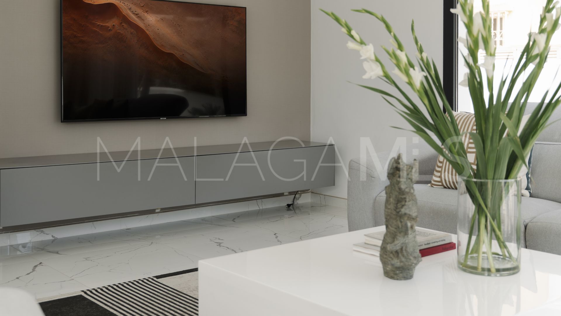 Buy villa in Nueva Andalucia