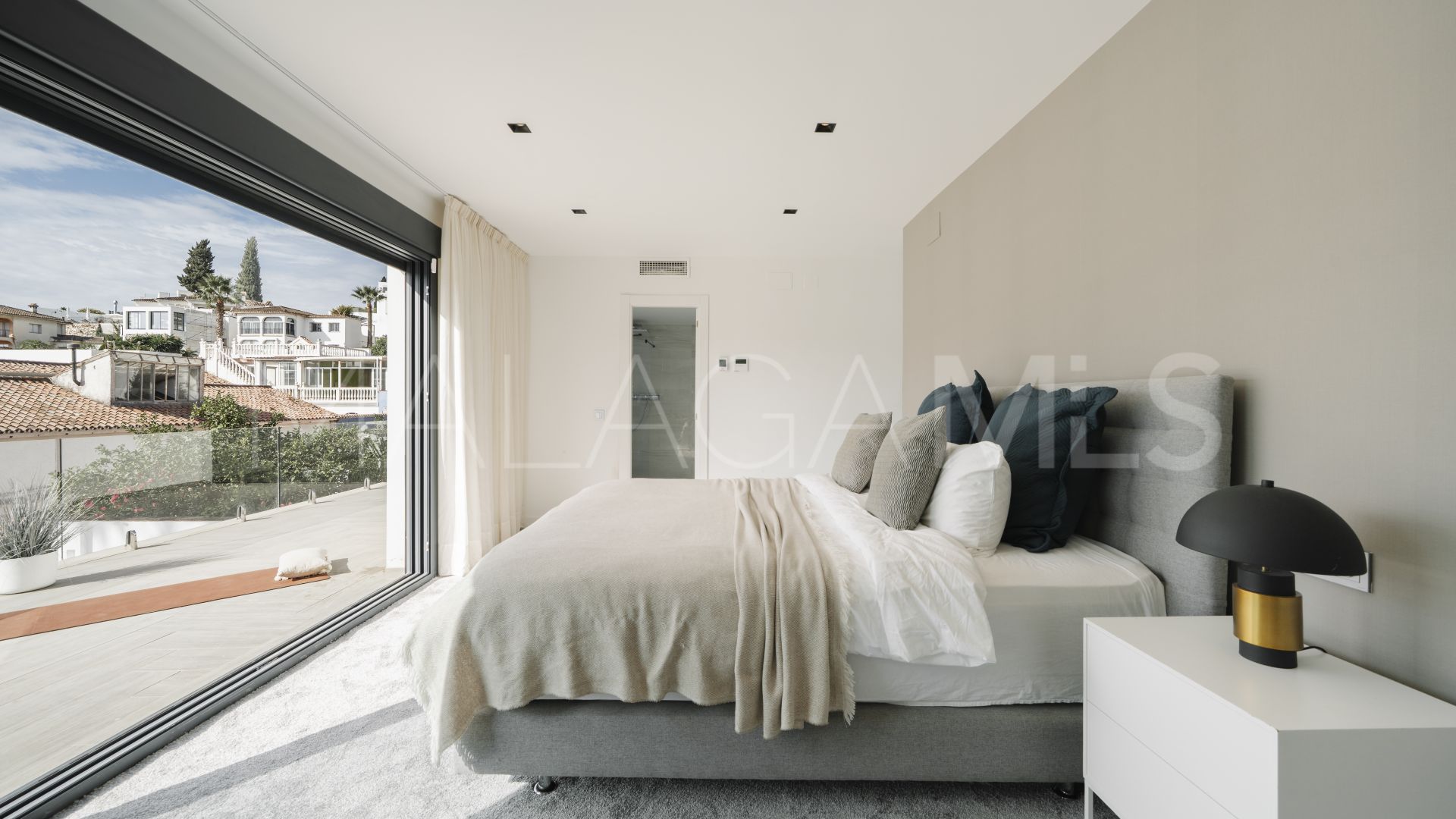Buy villa in Nueva Andalucia