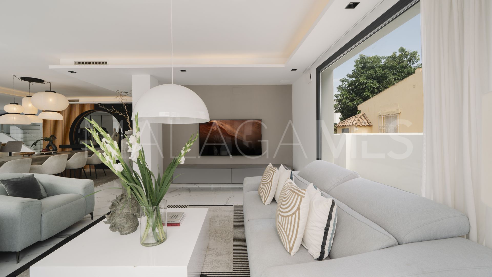 Buy villa in Nueva Andalucia