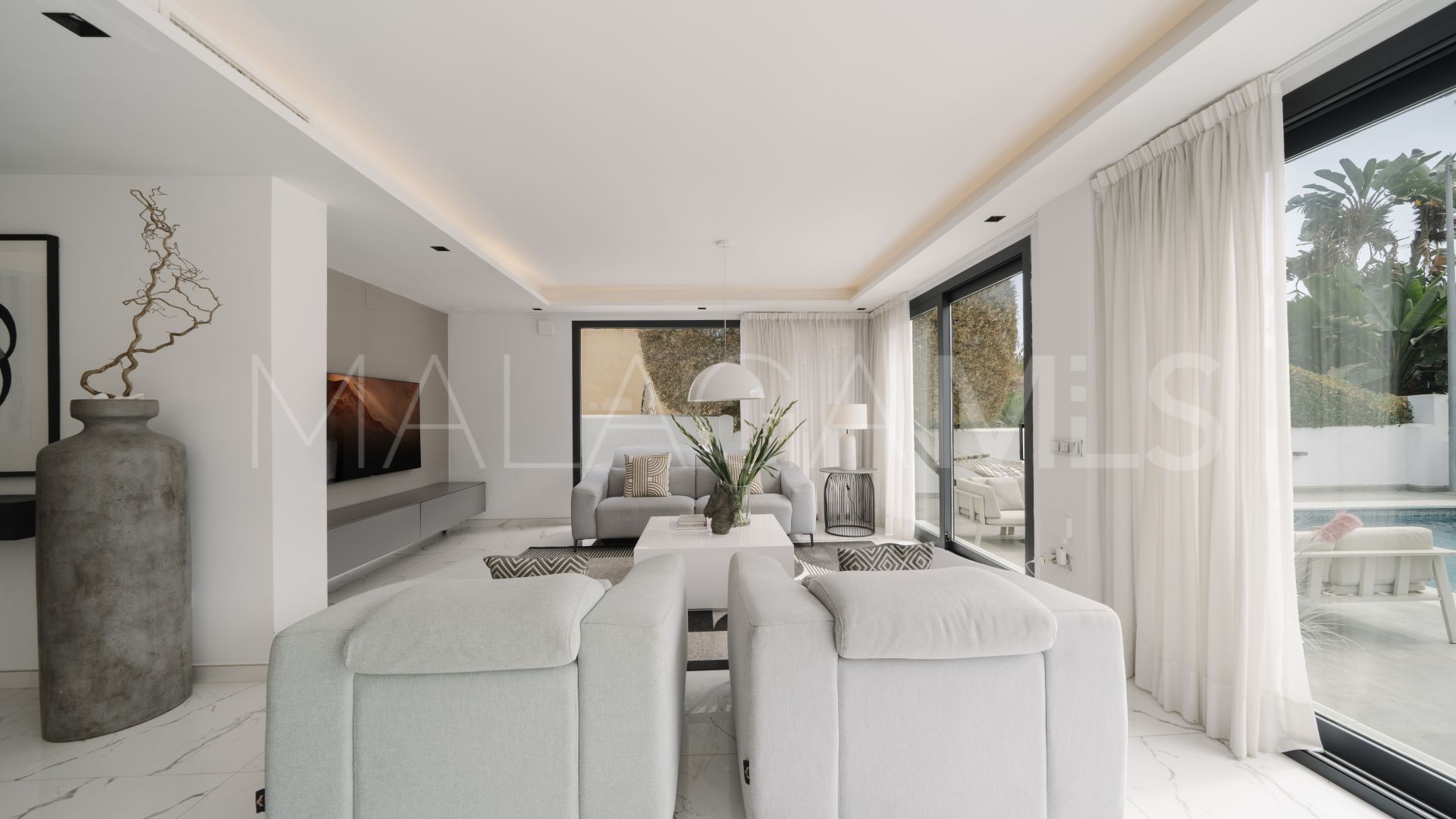 Buy villa in Nueva Andalucia