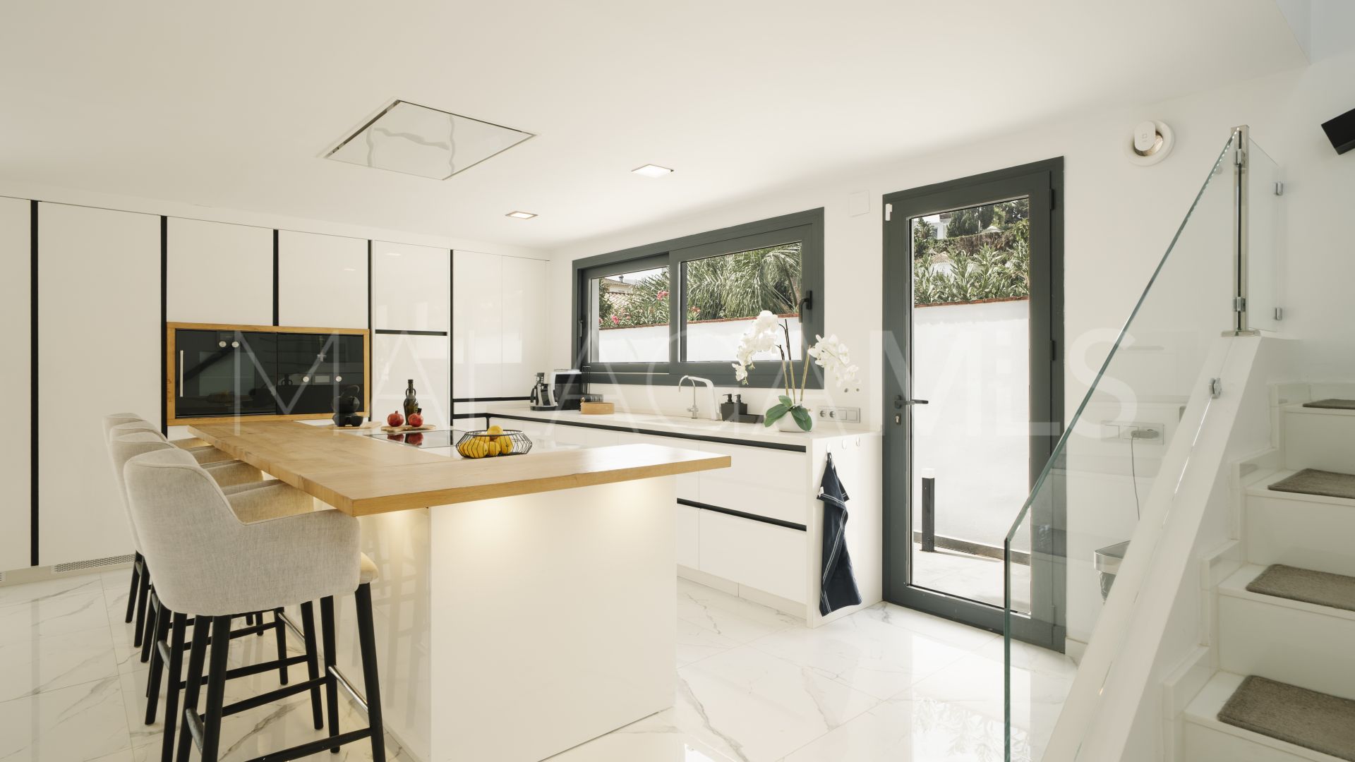 Buy villa in Nueva Andalucia
