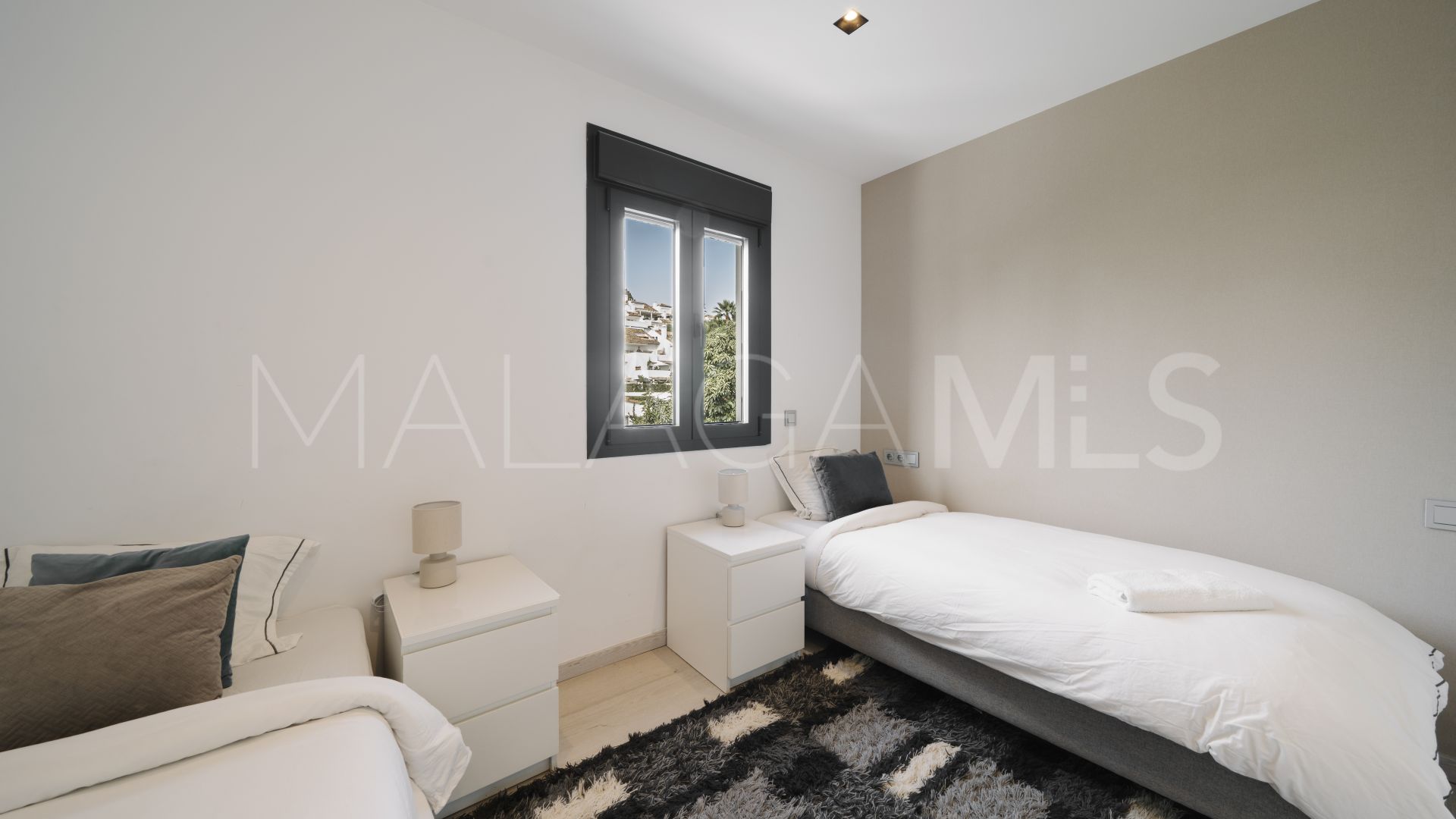 Buy villa in Nueva Andalucia