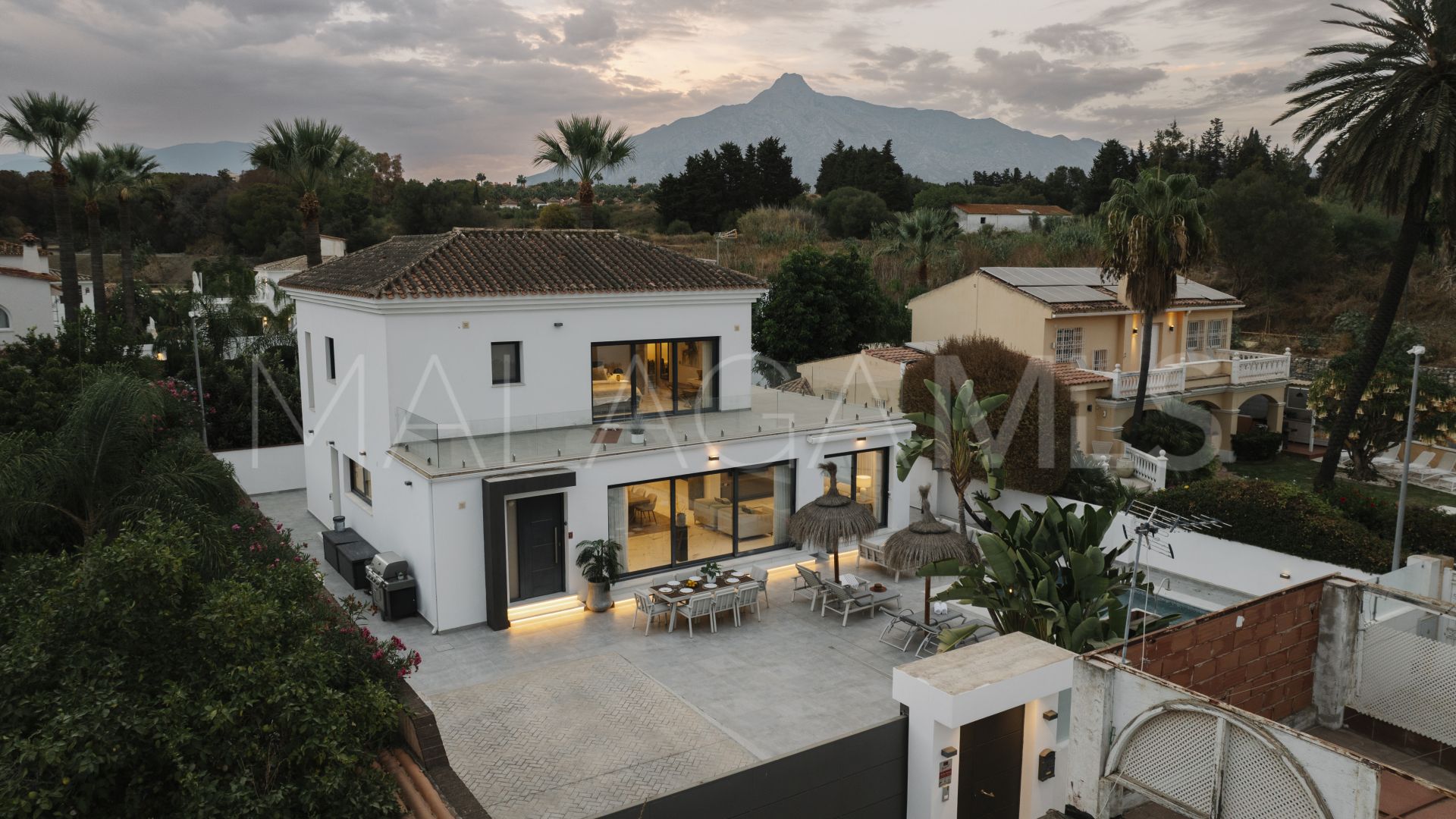 Buy villa in Nueva Andalucia