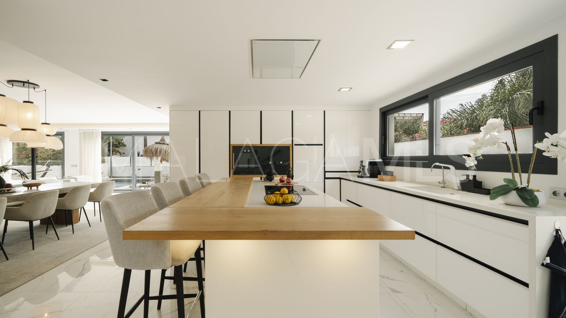 Buy villa in Nueva Andalucia