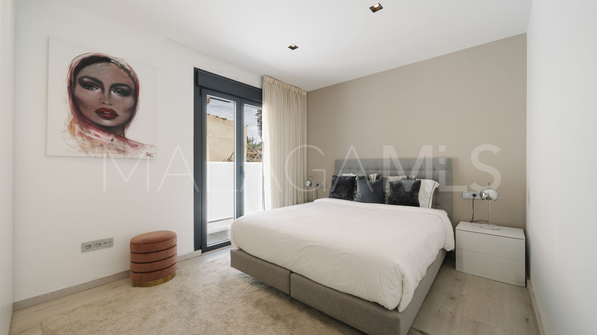 Buy villa in Nueva Andalucia