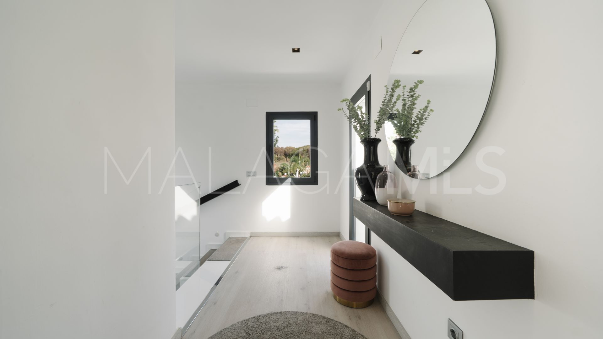 Buy villa in Nueva Andalucia