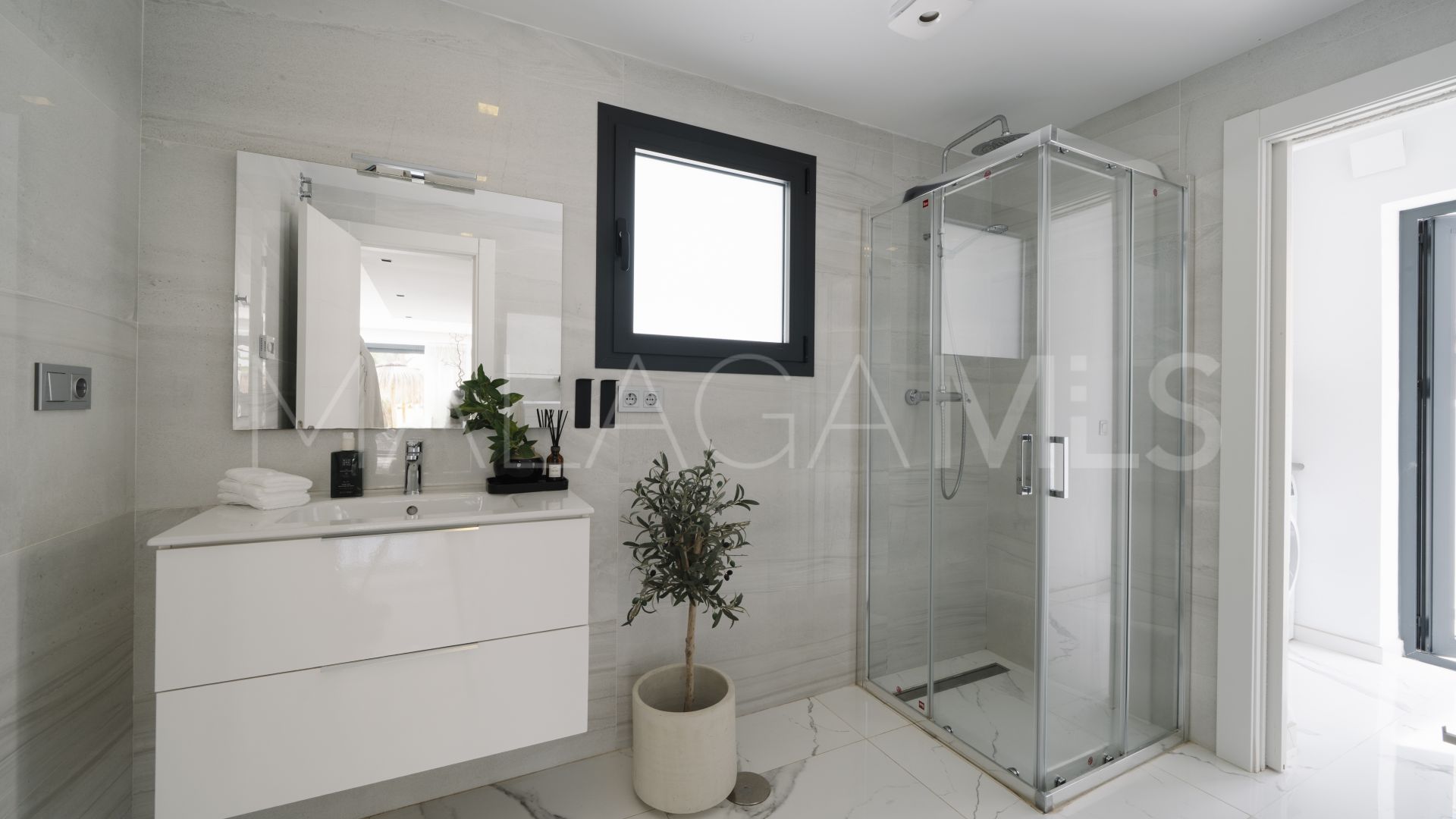 Buy villa in Nueva Andalucia