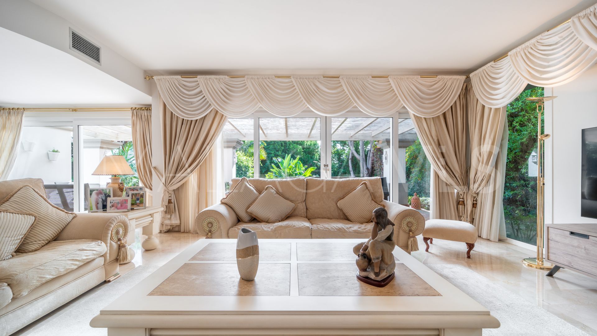 Villa for sale in Hacienda las Chapas with 3 bedrooms