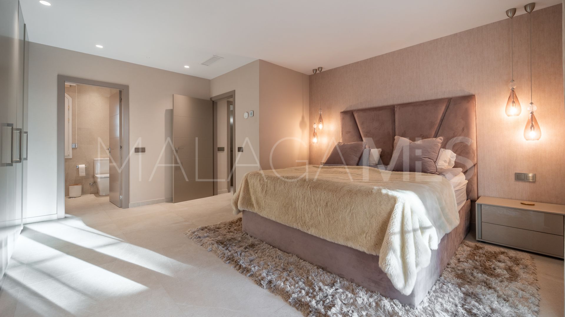 5 bedrooms villa in Aloha for sale