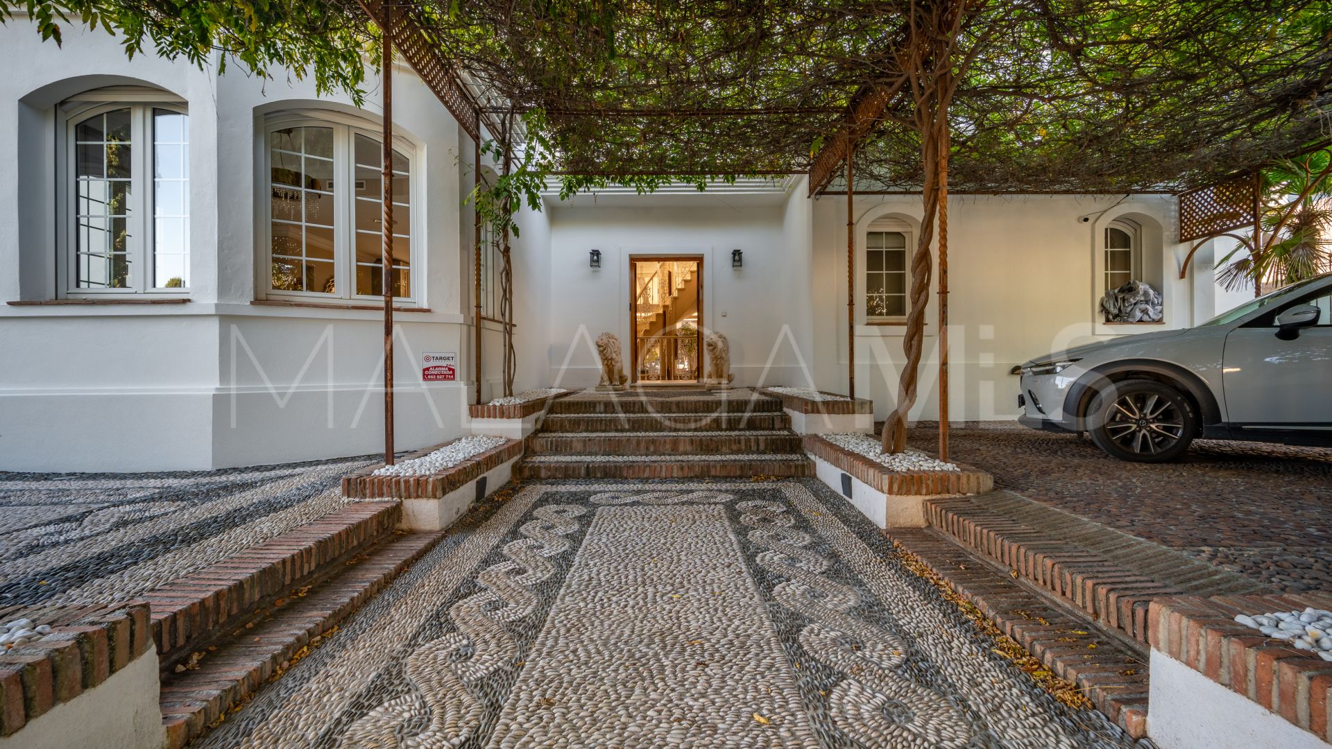 5 bedrooms villa in Aloha for sale