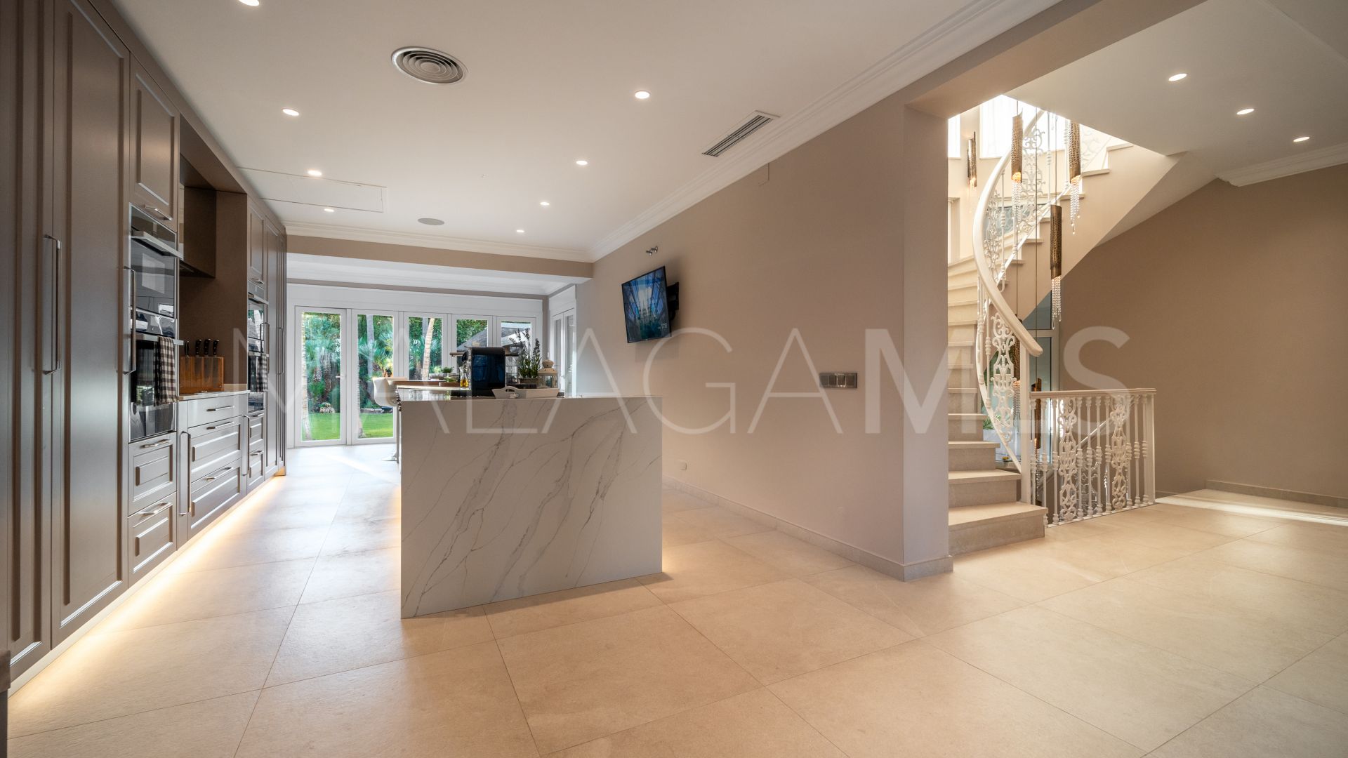 5 bedrooms villa in Aloha for sale