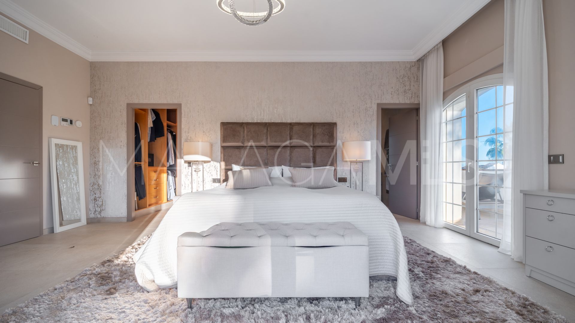 5 bedrooms villa in Aloha for sale