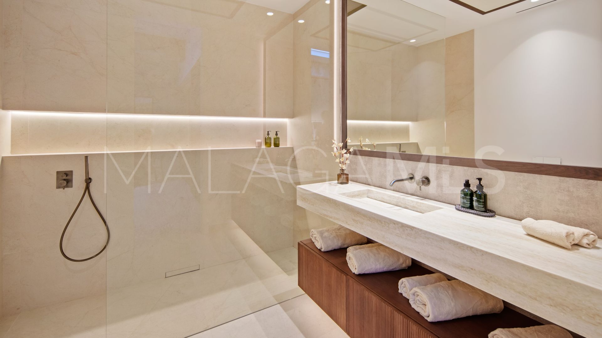 Villa for sale in Nueva Andalucia