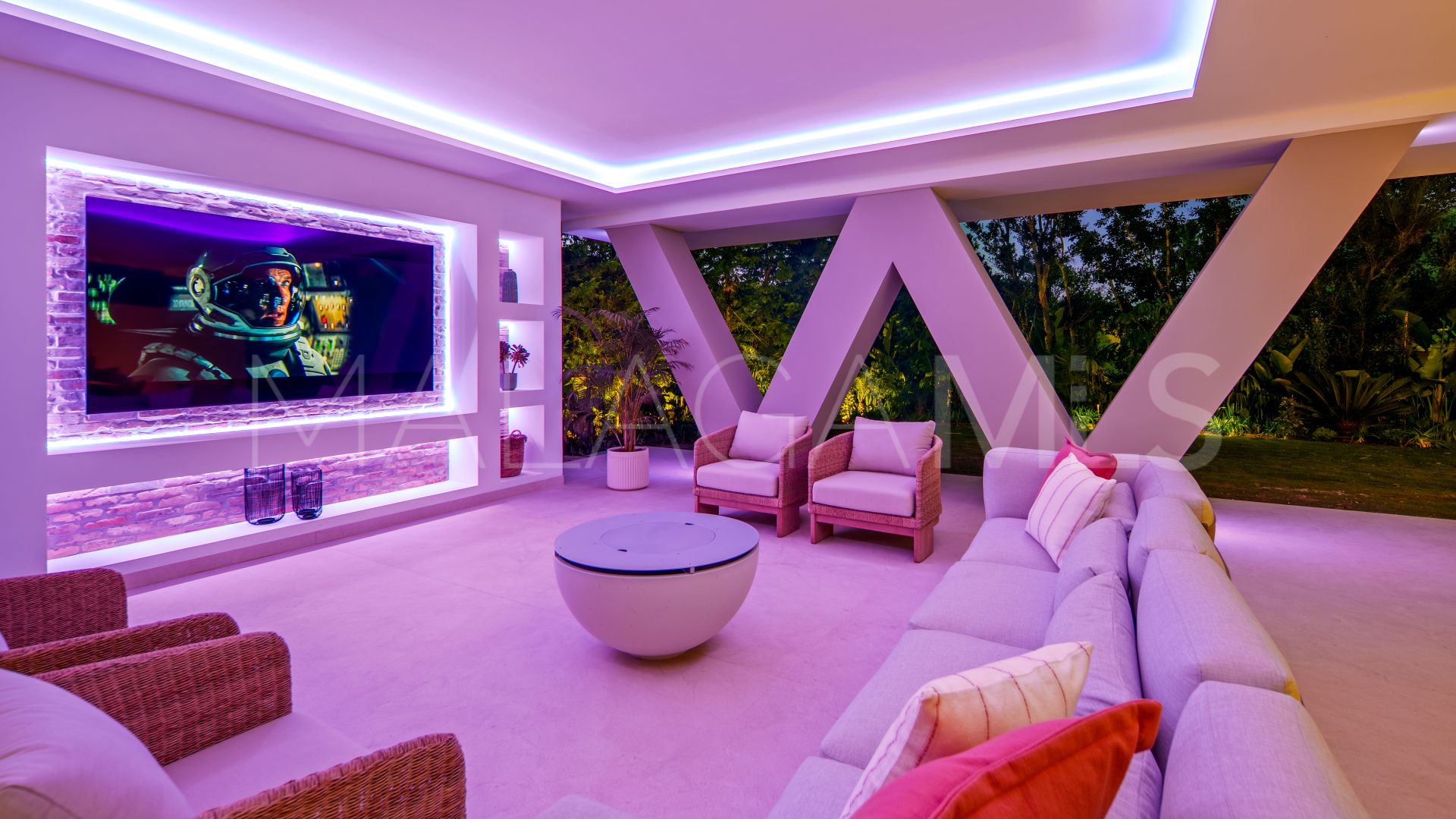 Villa for sale in Nueva Andalucia