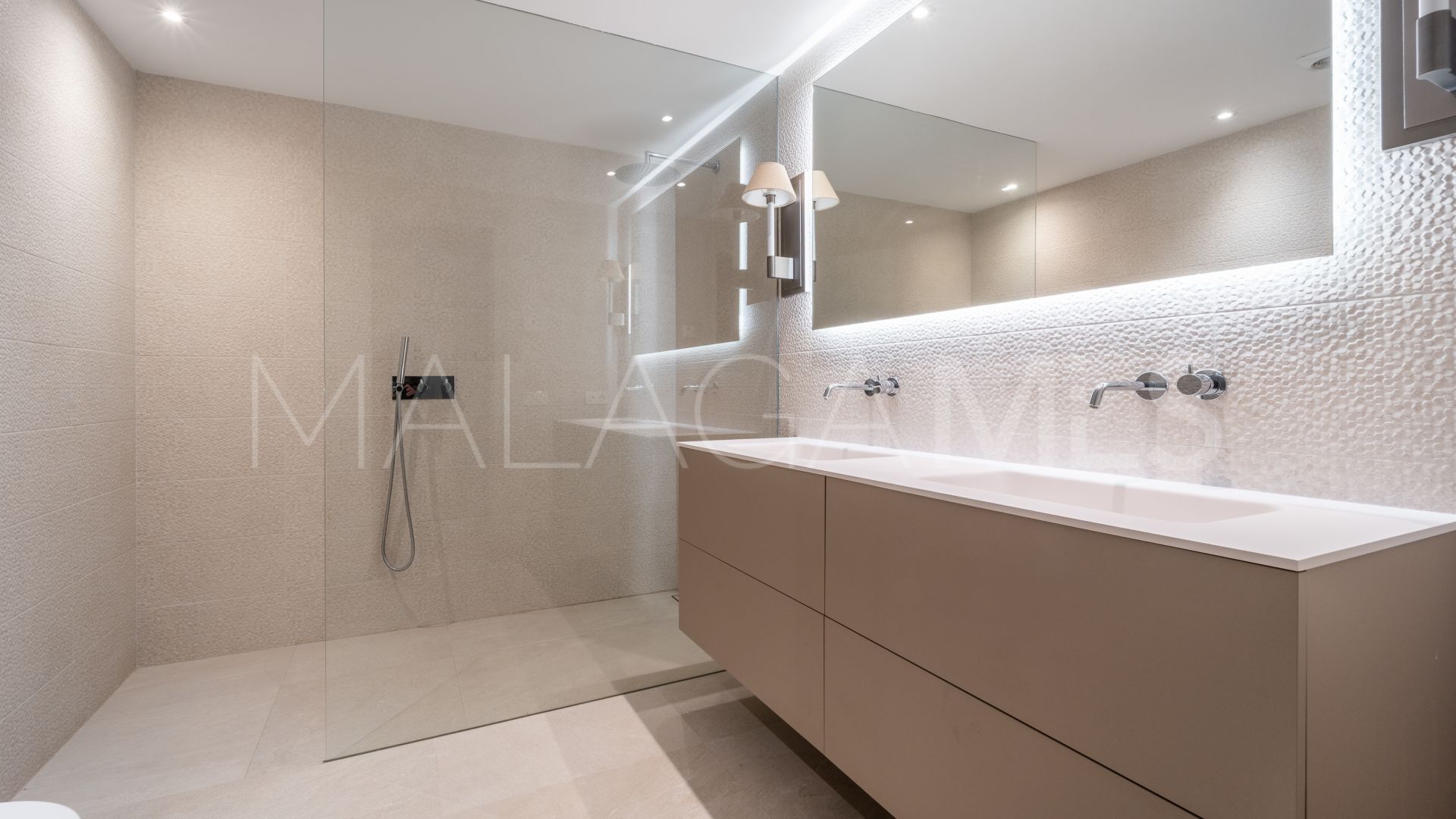 For sale 6 bedrooms villa in Los Naranjos Golf