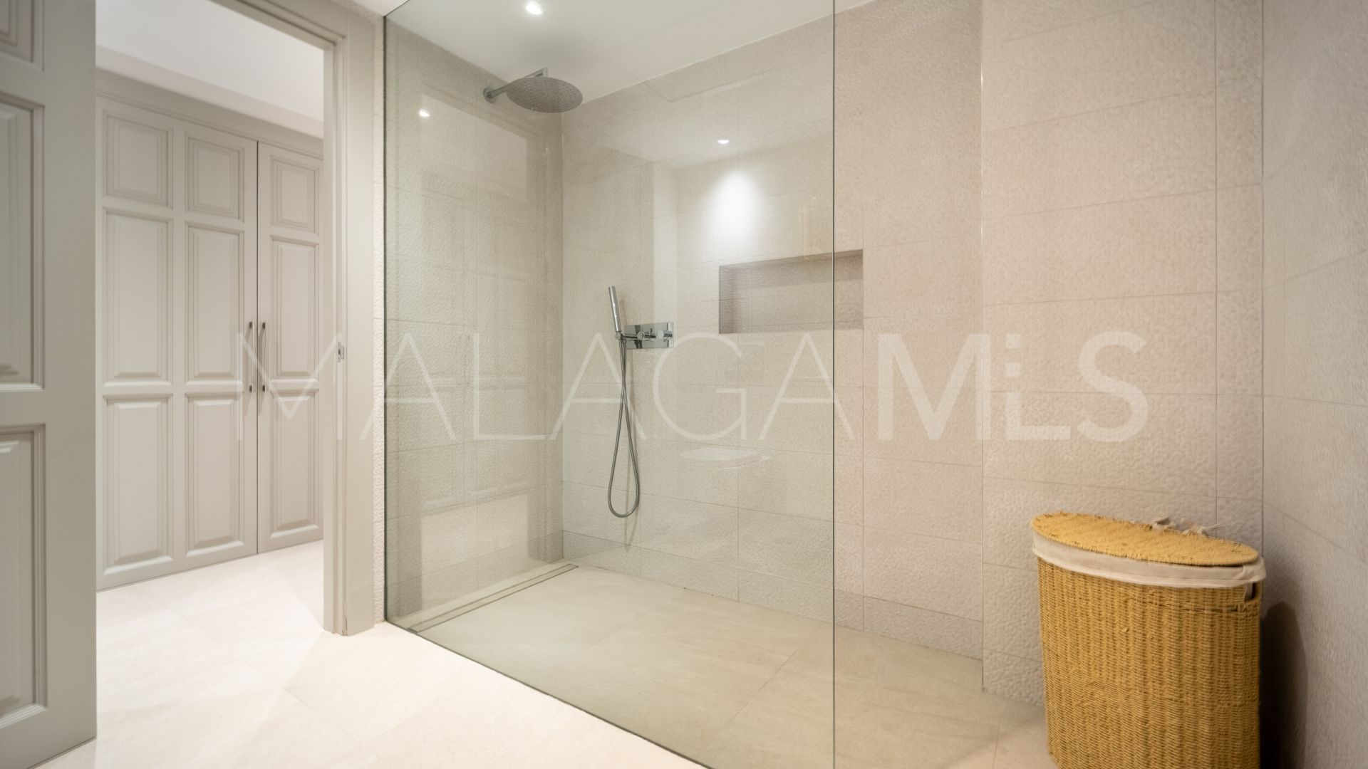 For sale 6 bedrooms villa in Los Naranjos Golf