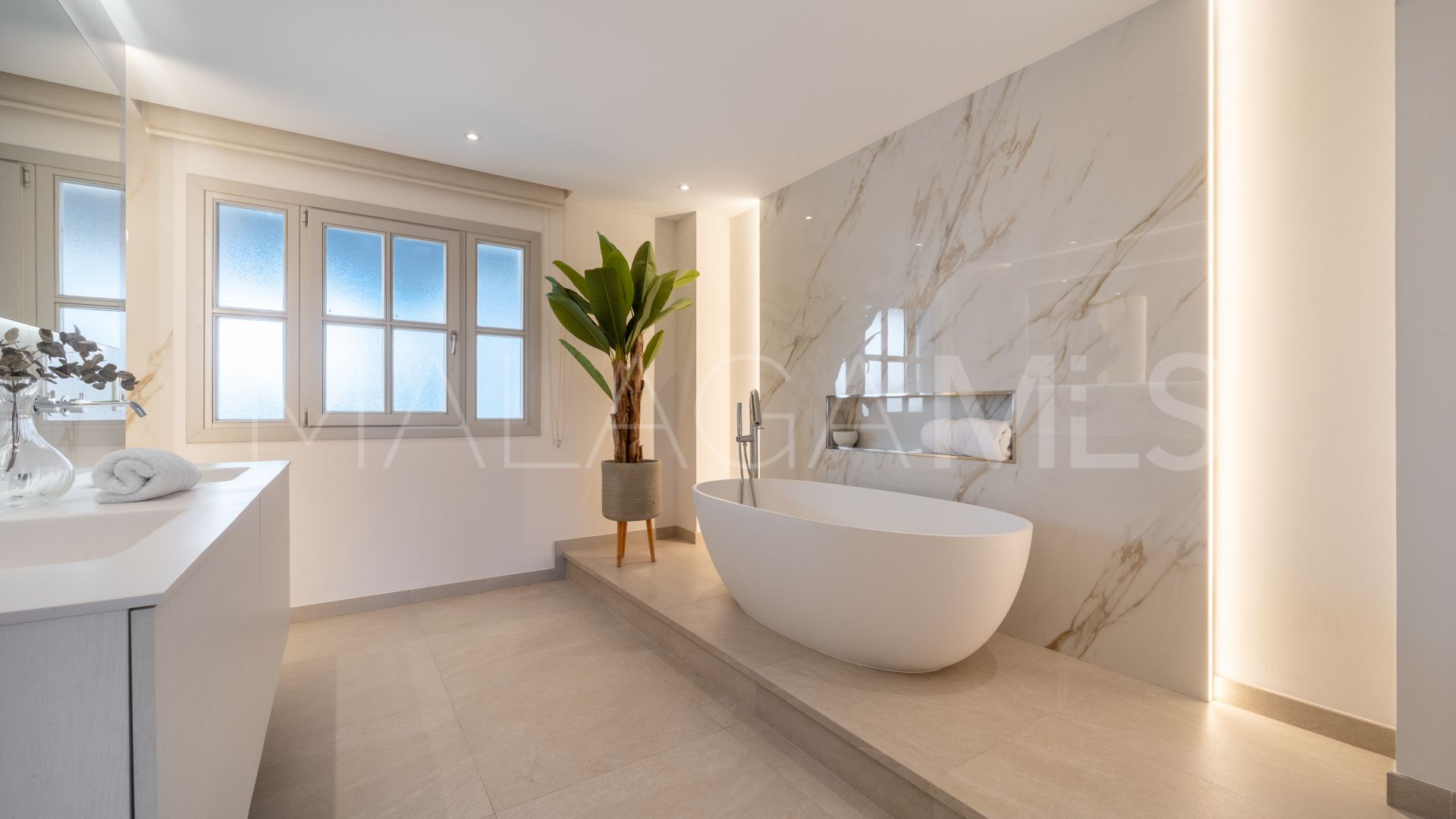 For sale 6 bedrooms villa in Los Naranjos Golf