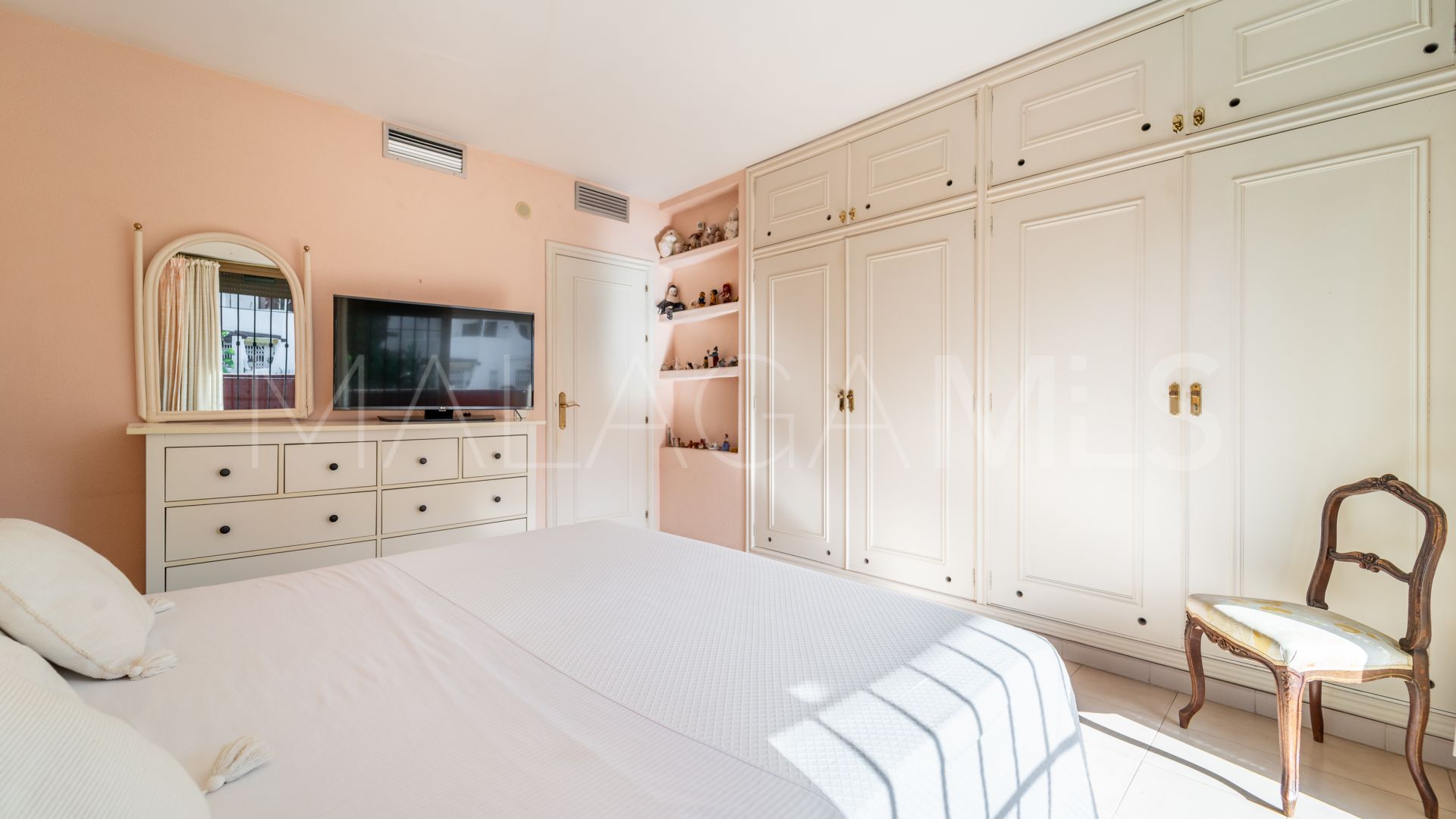 Villa for sale in Nueva Andalucia