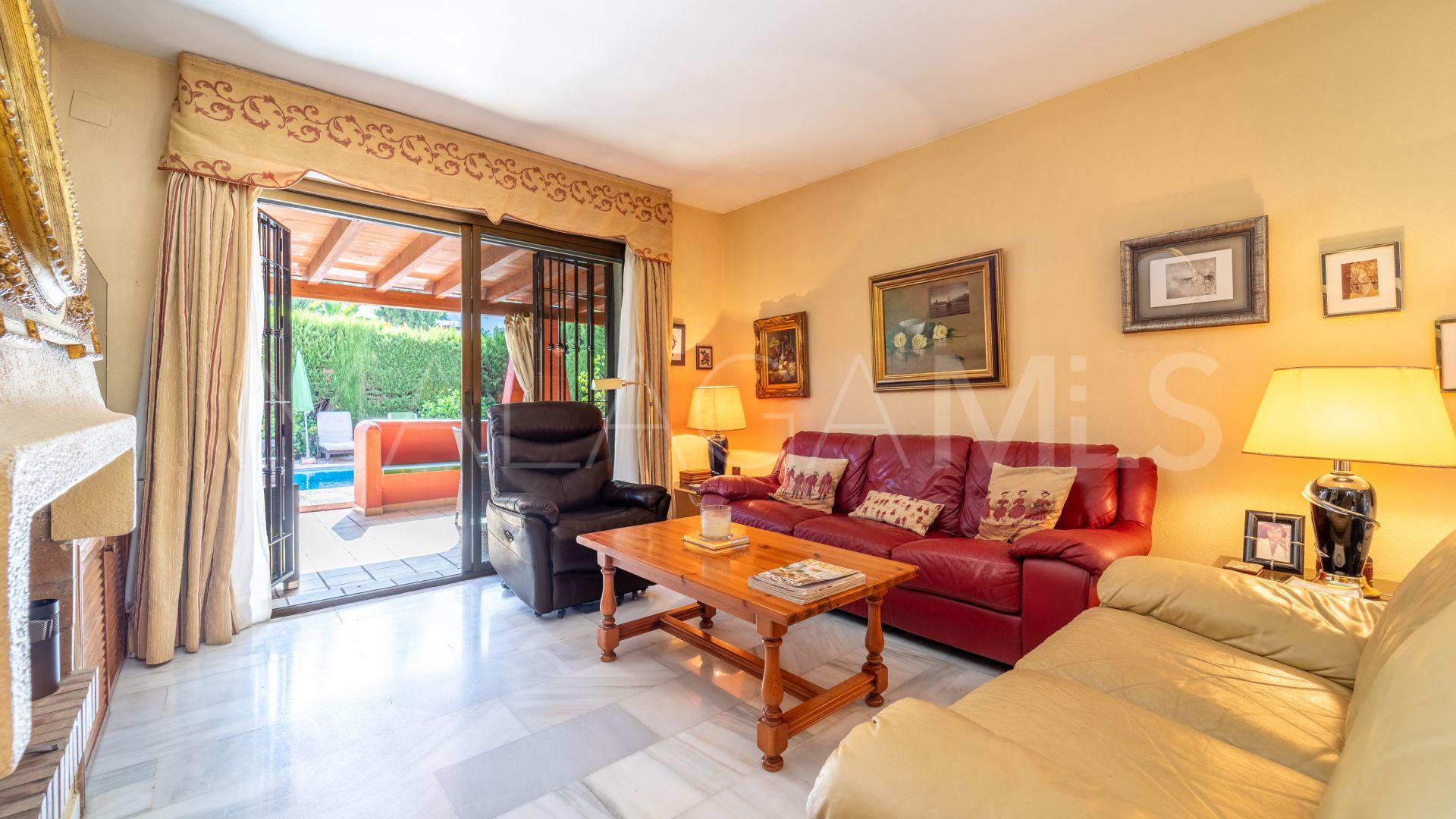 Villa for sale in Nueva Andalucia