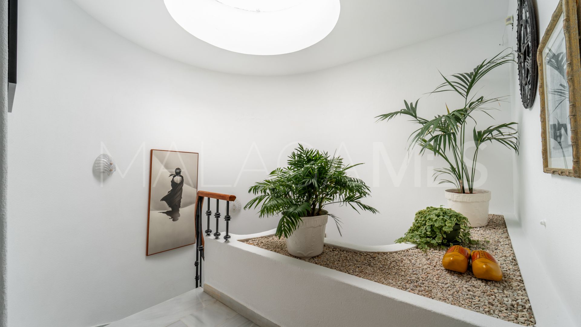 Villa for sale in Nueva Andalucia