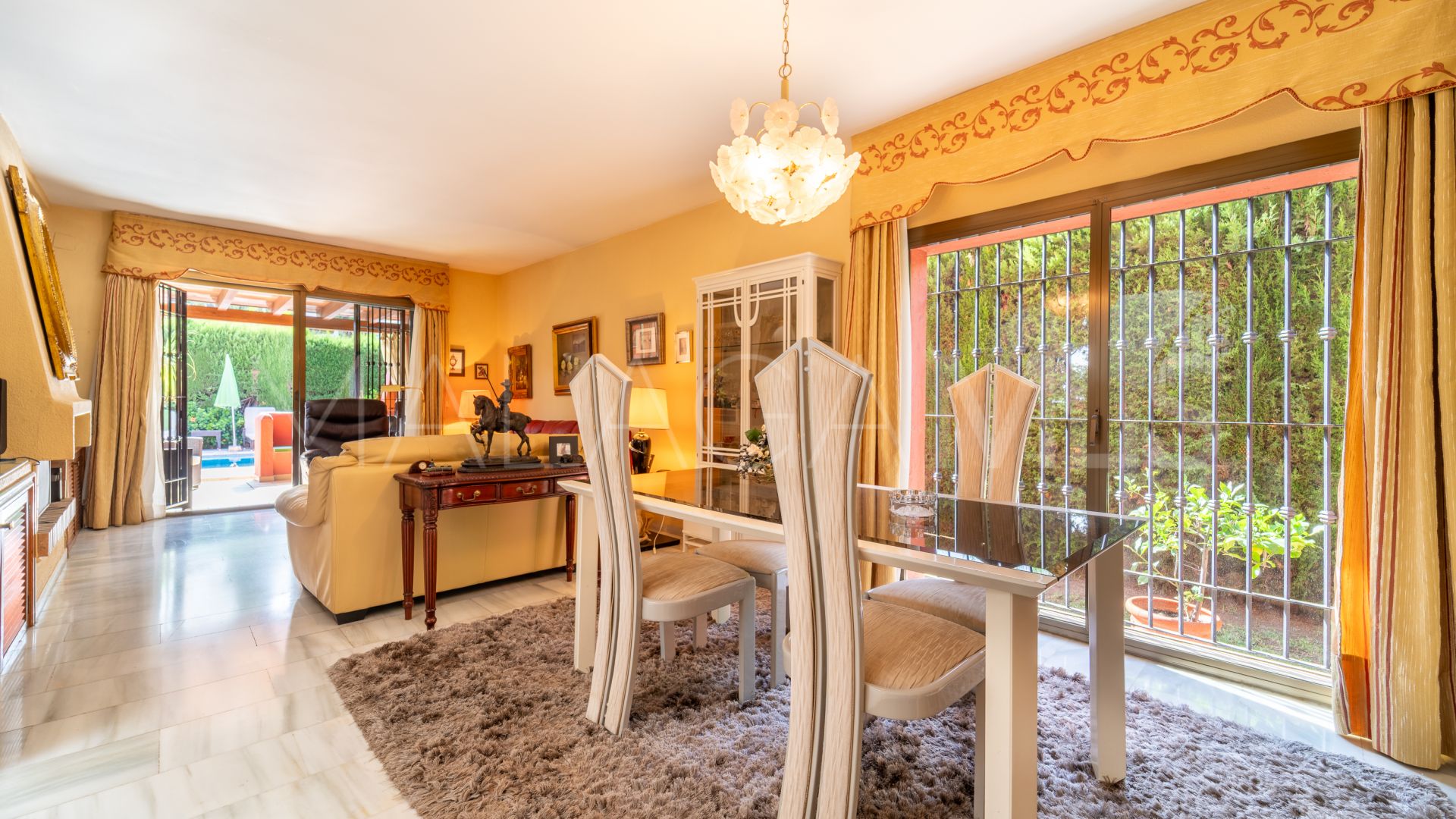 Villa for sale in Nueva Andalucia