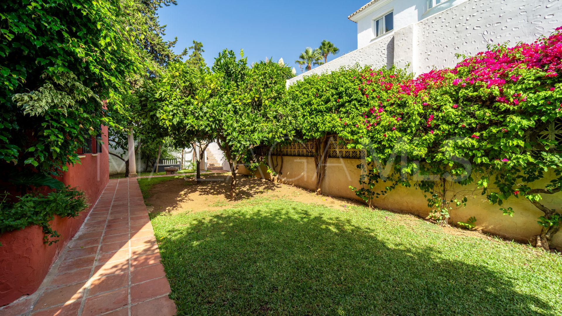 Villa for sale in Nueva Andalucia