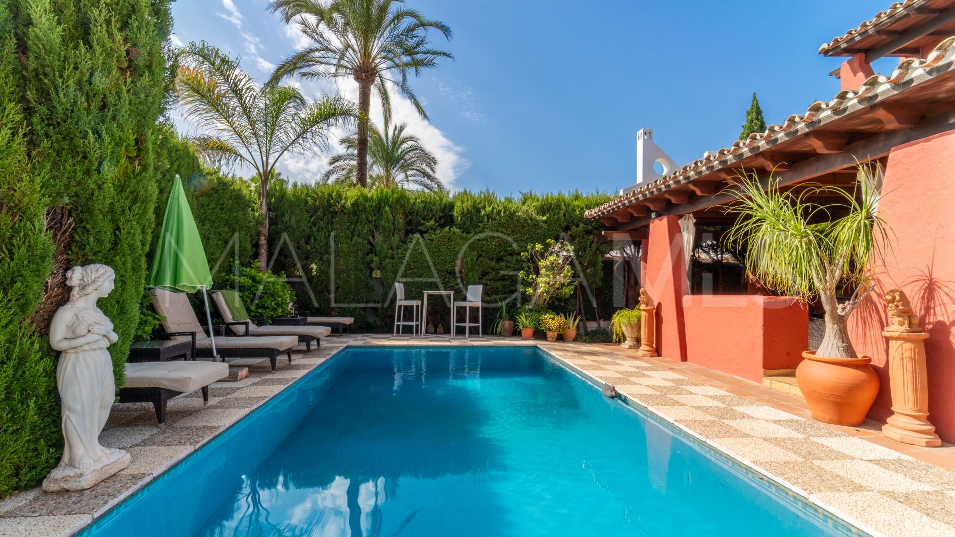 Villa for sale in Nueva Andalucia
