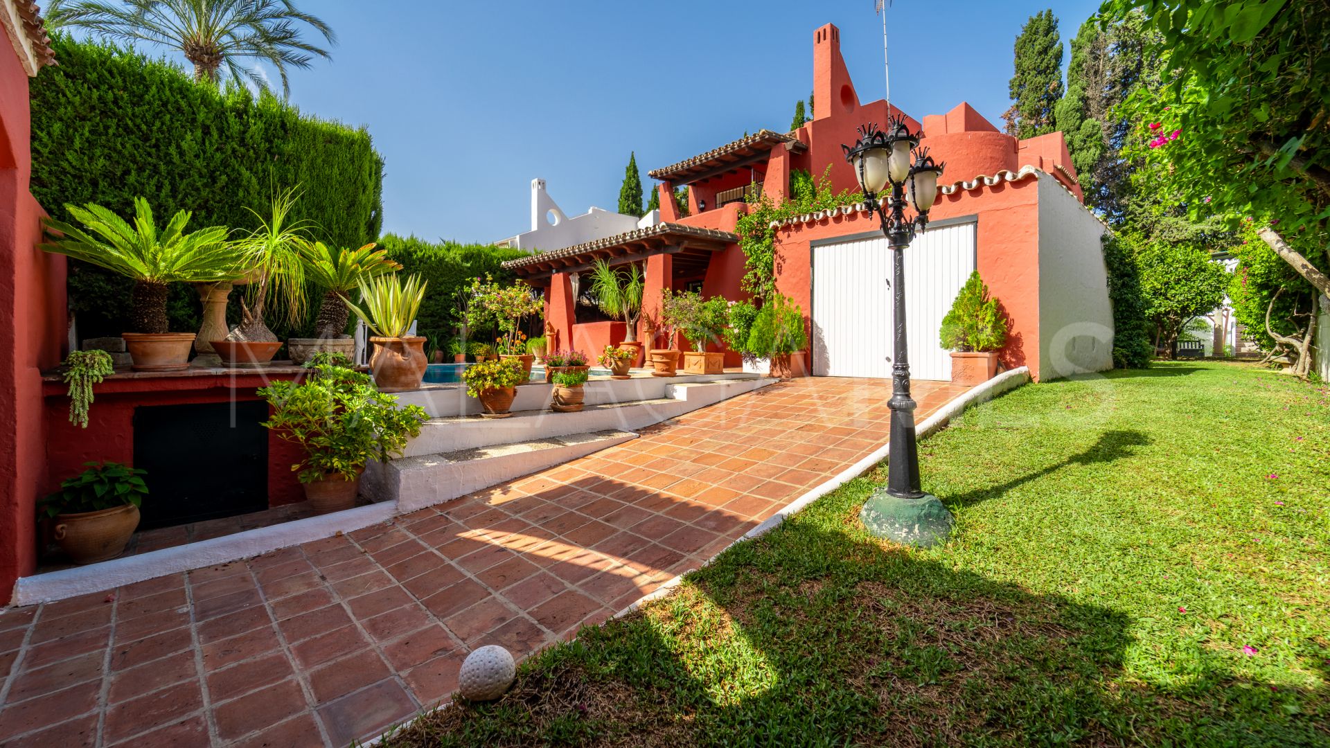 Villa for sale in Nueva Andalucia