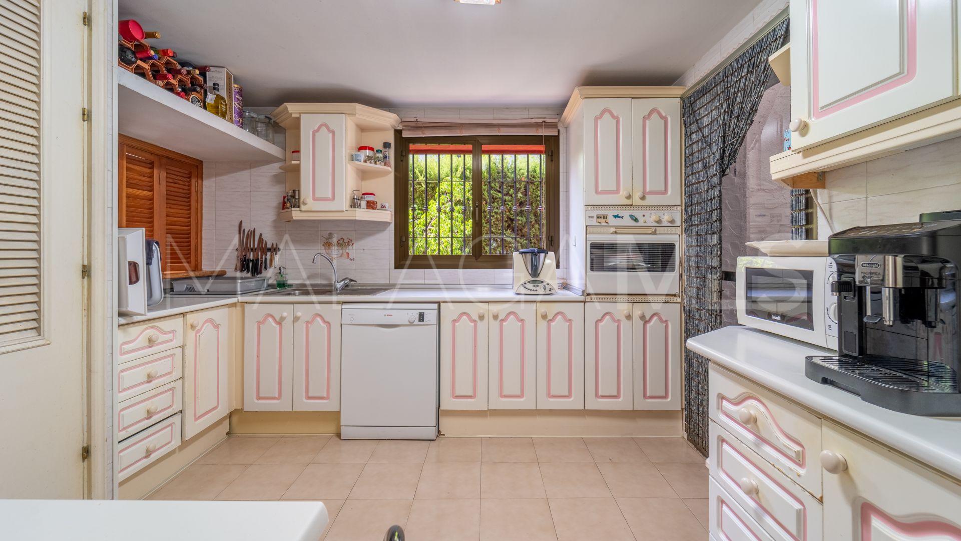 Villa for sale in Nueva Andalucia