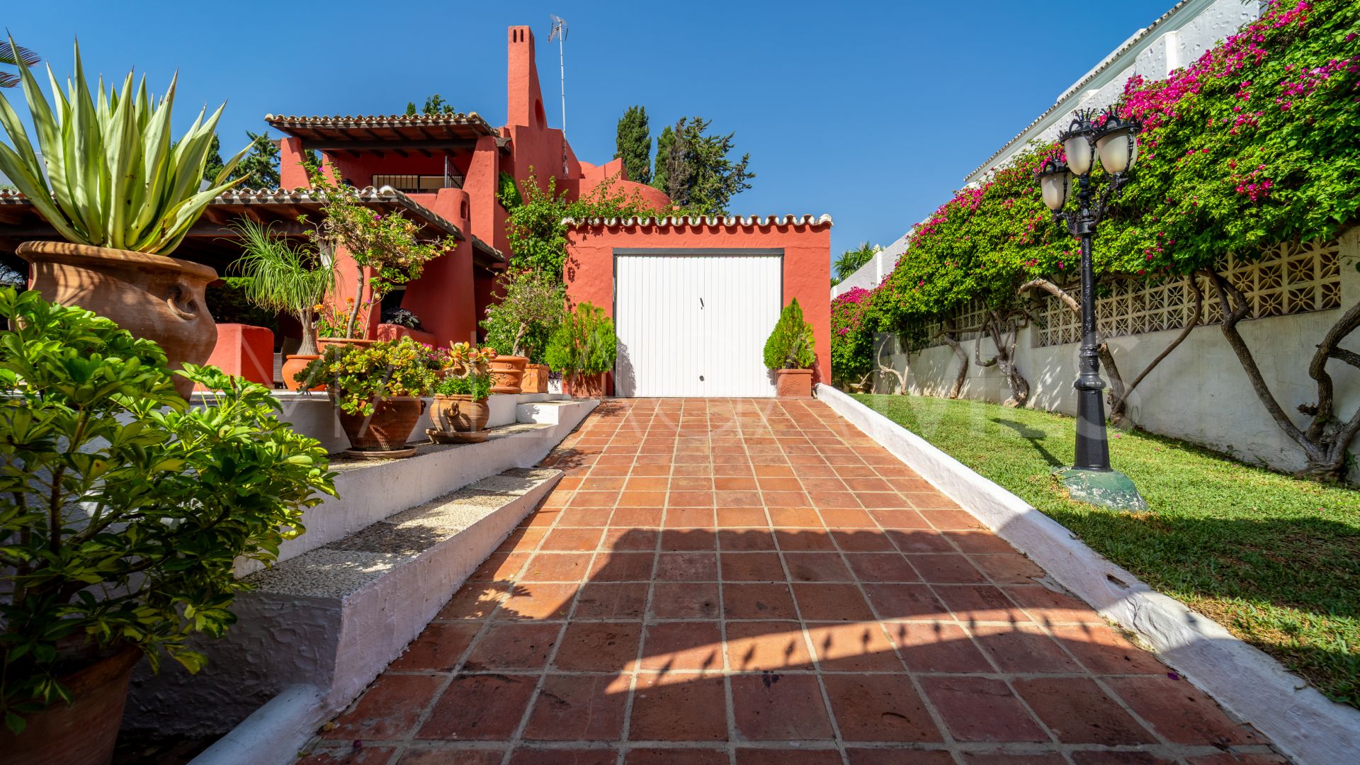 Villa for sale in Nueva Andalucia