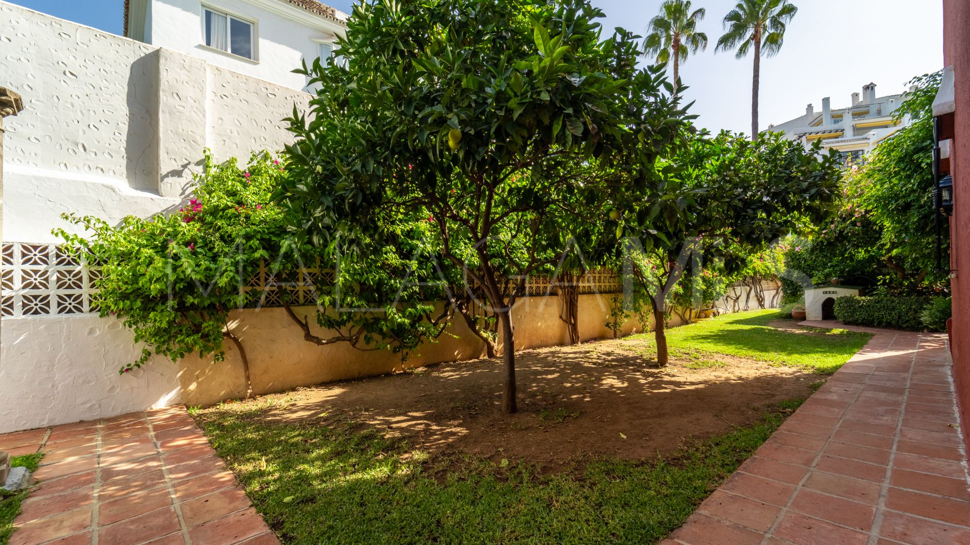 Villa for sale in Nueva Andalucia