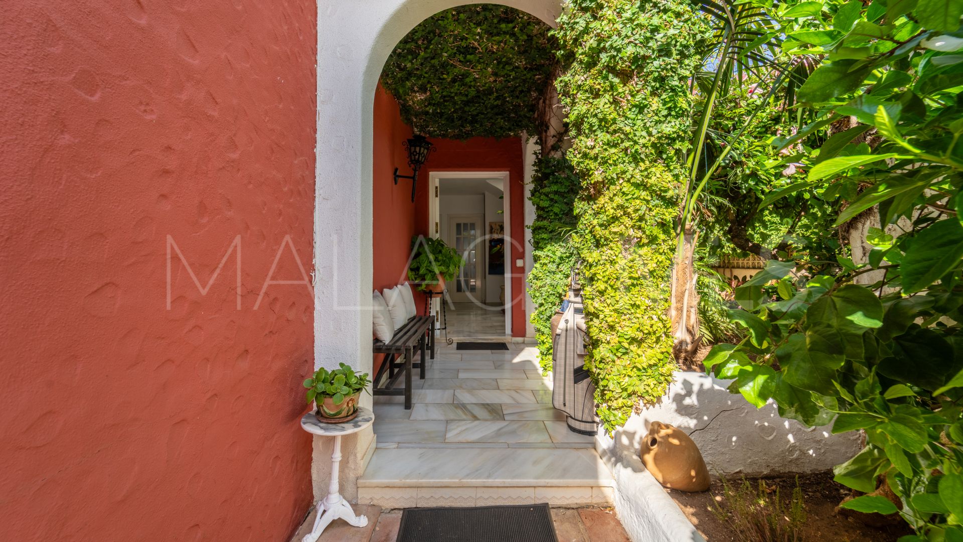 Villa for sale in Nueva Andalucia